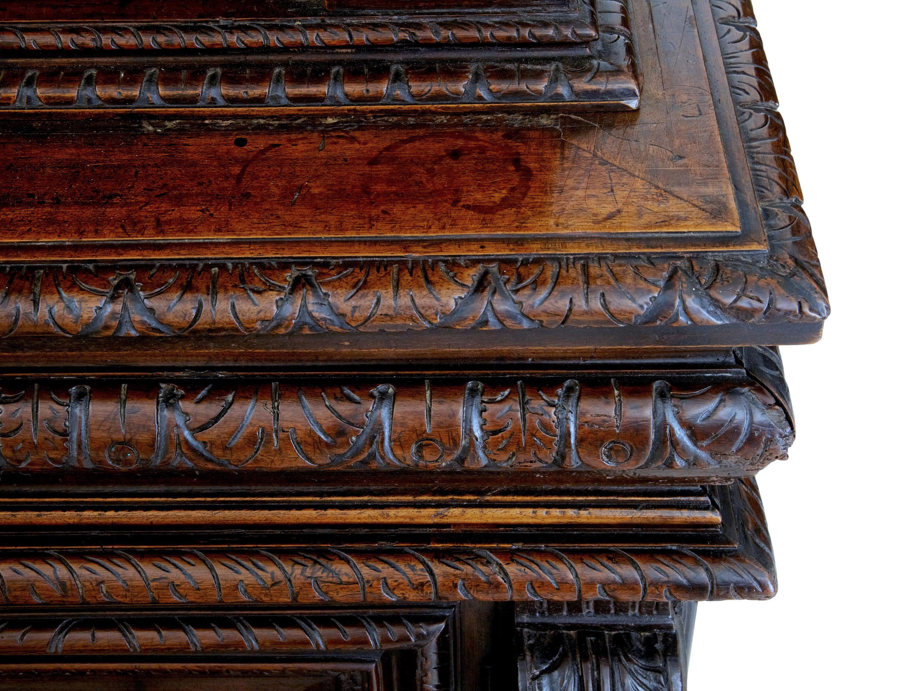 Mitte des 19. Jahrhunderts reich geschnitzter französischer Nussbaumschrank, um 1850.

2-teiliger geschnitzter Nussbaumschrank. Oberer Teil mit schön geschnitzten Doppeltüren, flankiert von Säulen, bekrönt von einem Gesims. Öffnet sich und offenbart