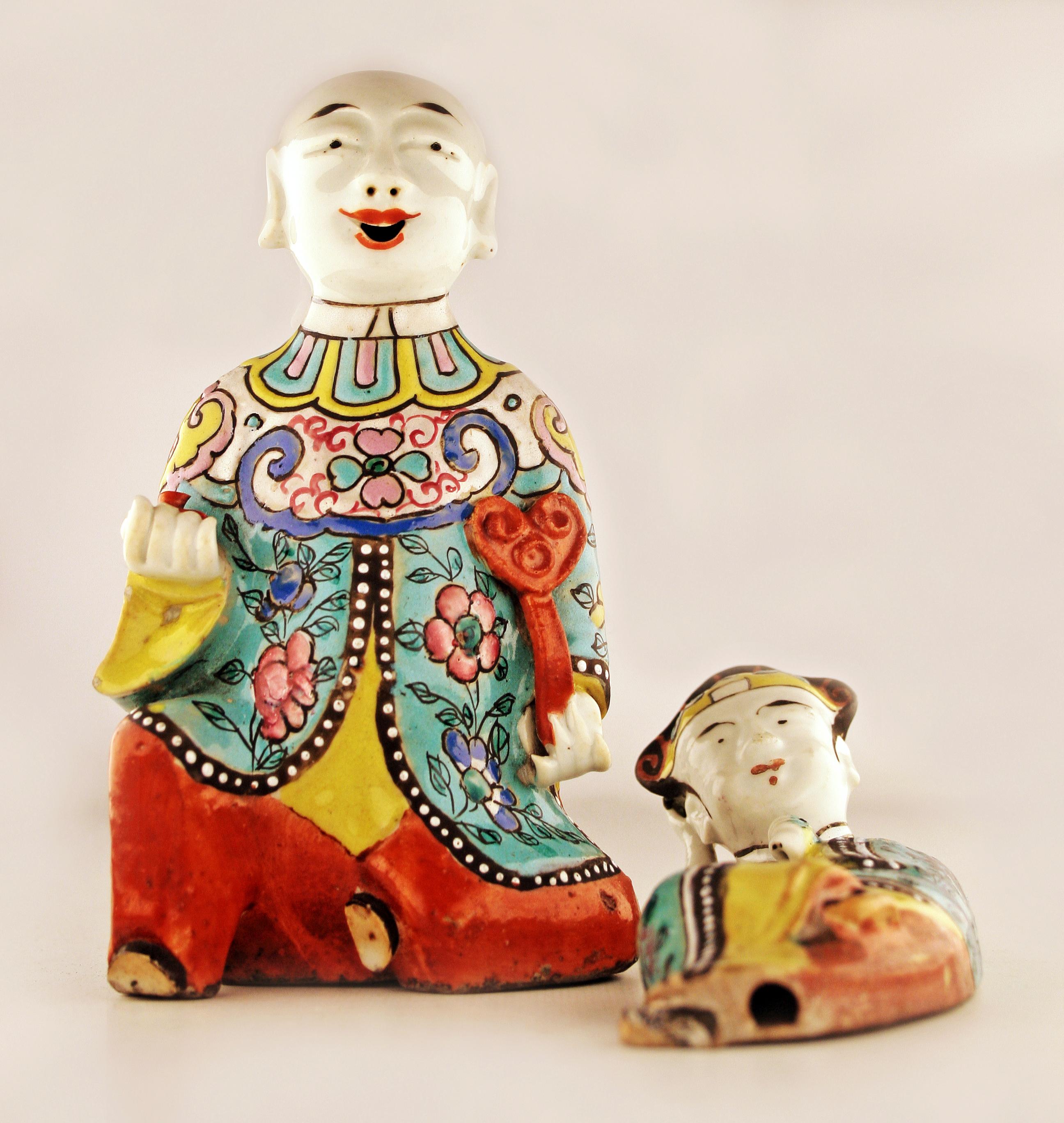 Pair of Mid-19th Century/Qing Dinasty of Enameled Chinese Porcelain Figurines For Sale 8