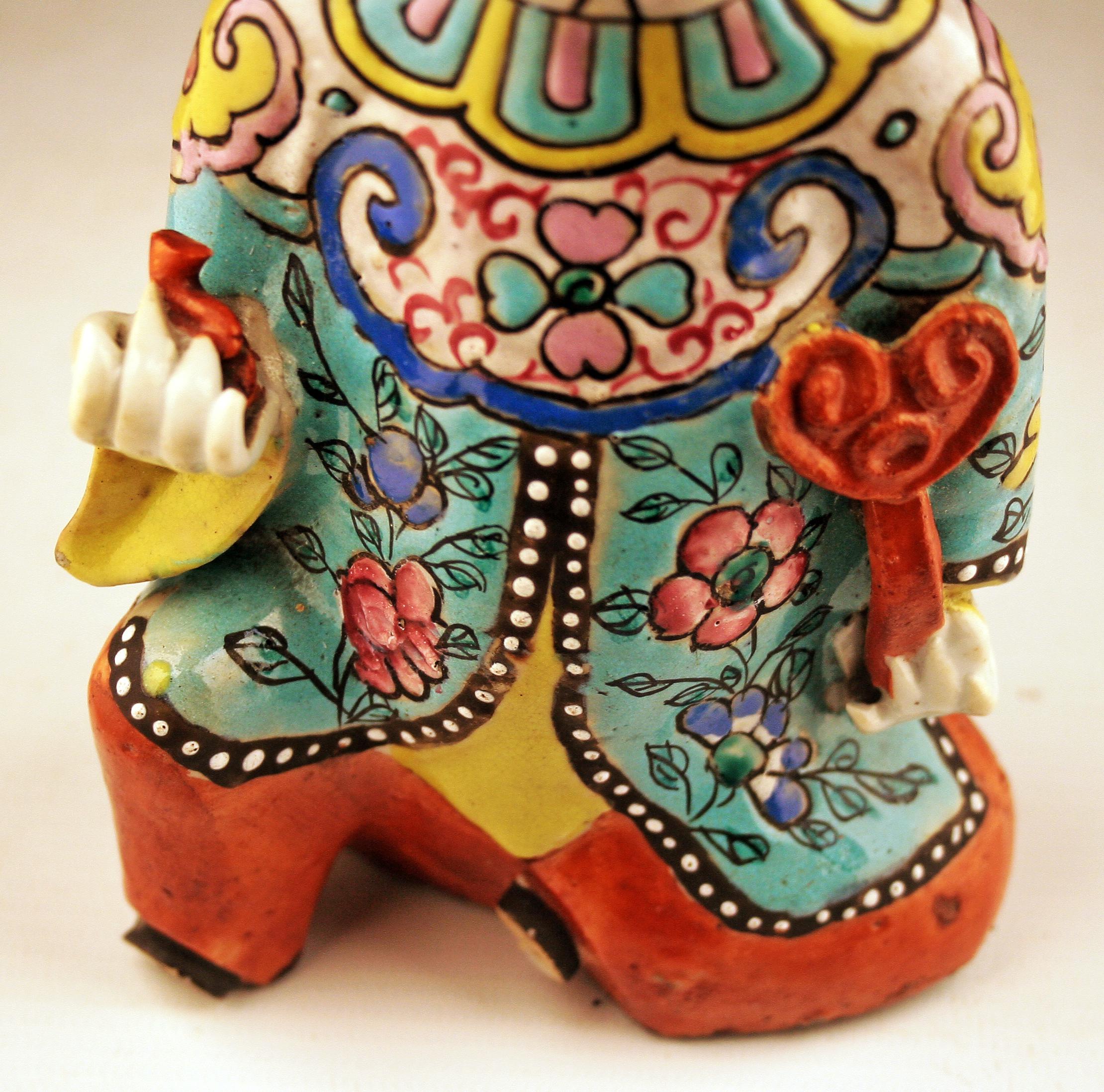 Pair of Mid-19th Century/Qing Dinasty of Enameled Chinese Porcelain Figurines For Sale 1