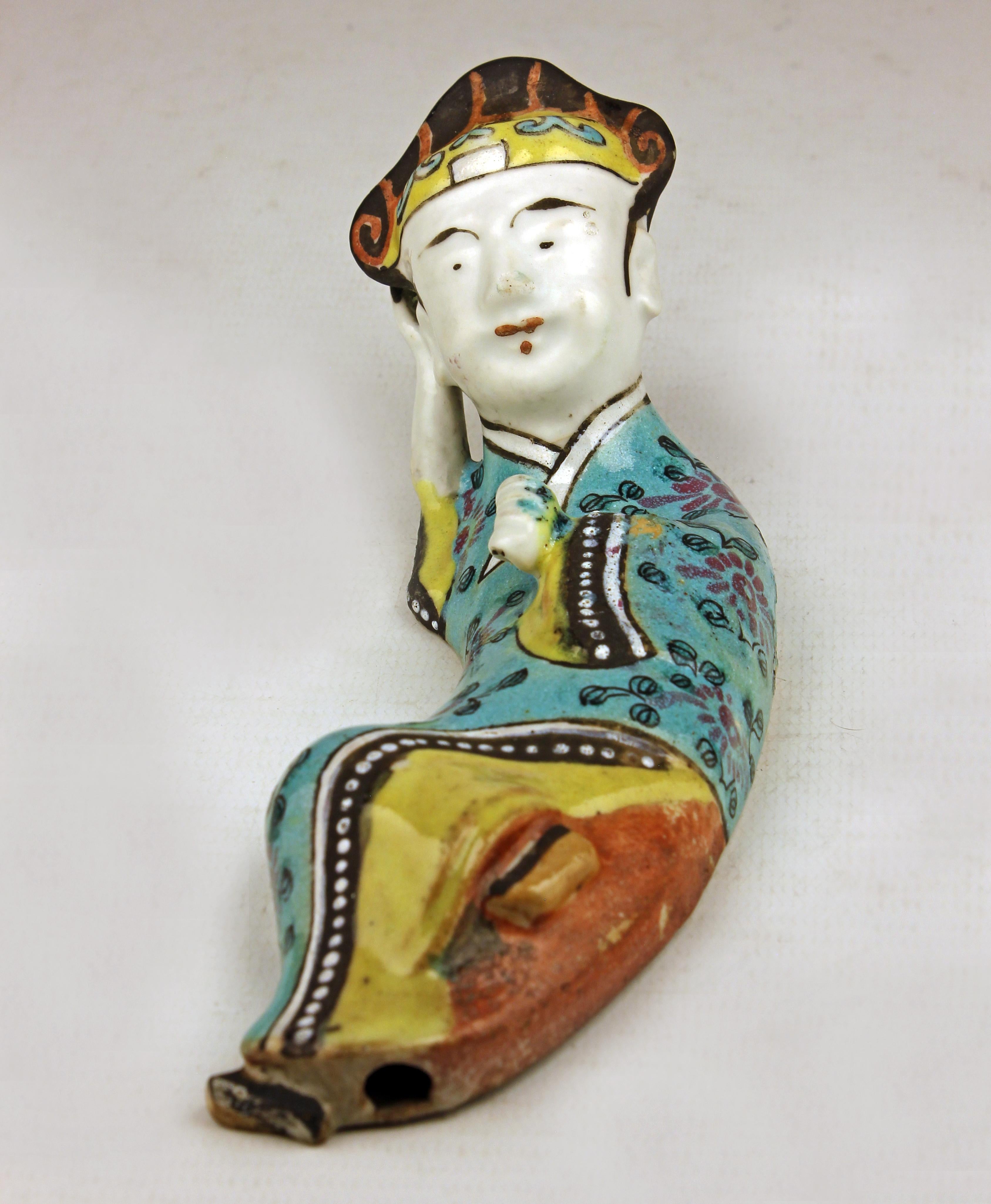 Pair of Mid-19th Century/Qing Dinasty of Enameled Chinese Porcelain Figurines For Sale 5