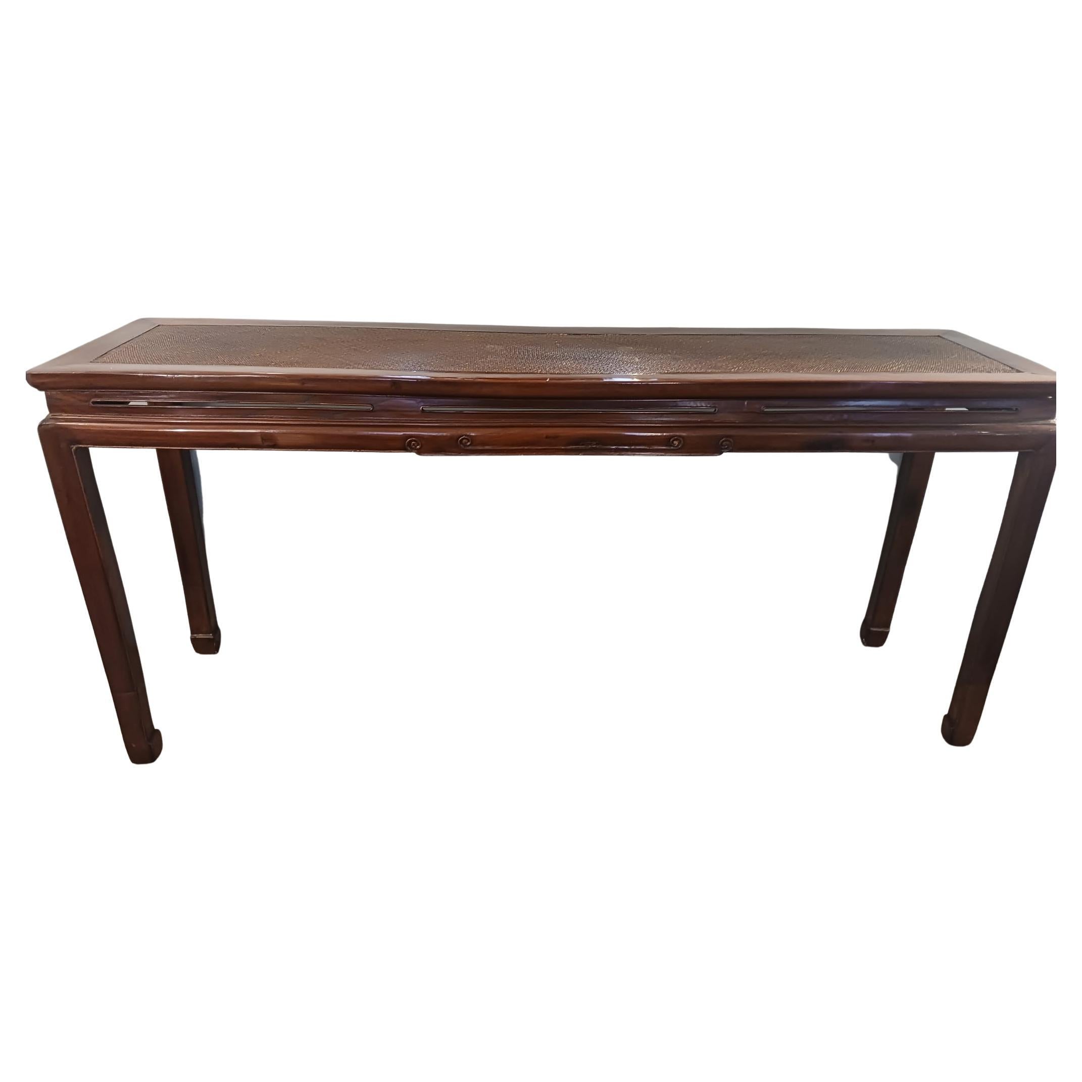 Table console en rotin et acajou du milieu du 19e siècle.
Restauré de manière conservatrice.
Taille 182 x 46 H 85 cm.
 