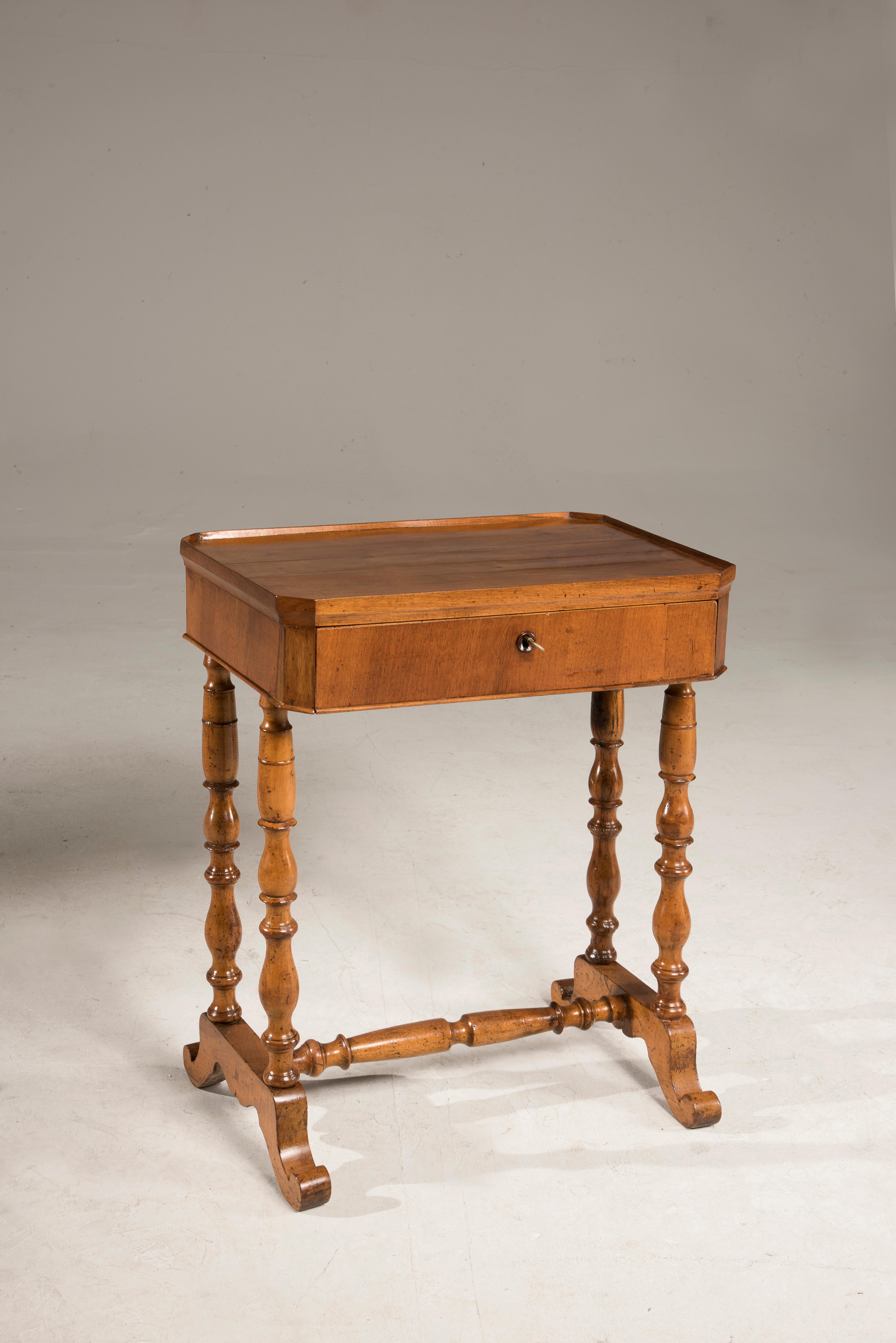 Mid-19th century work table in walnut. Restored in a conservative way. Measures 39 x 59 x H 72 cm.