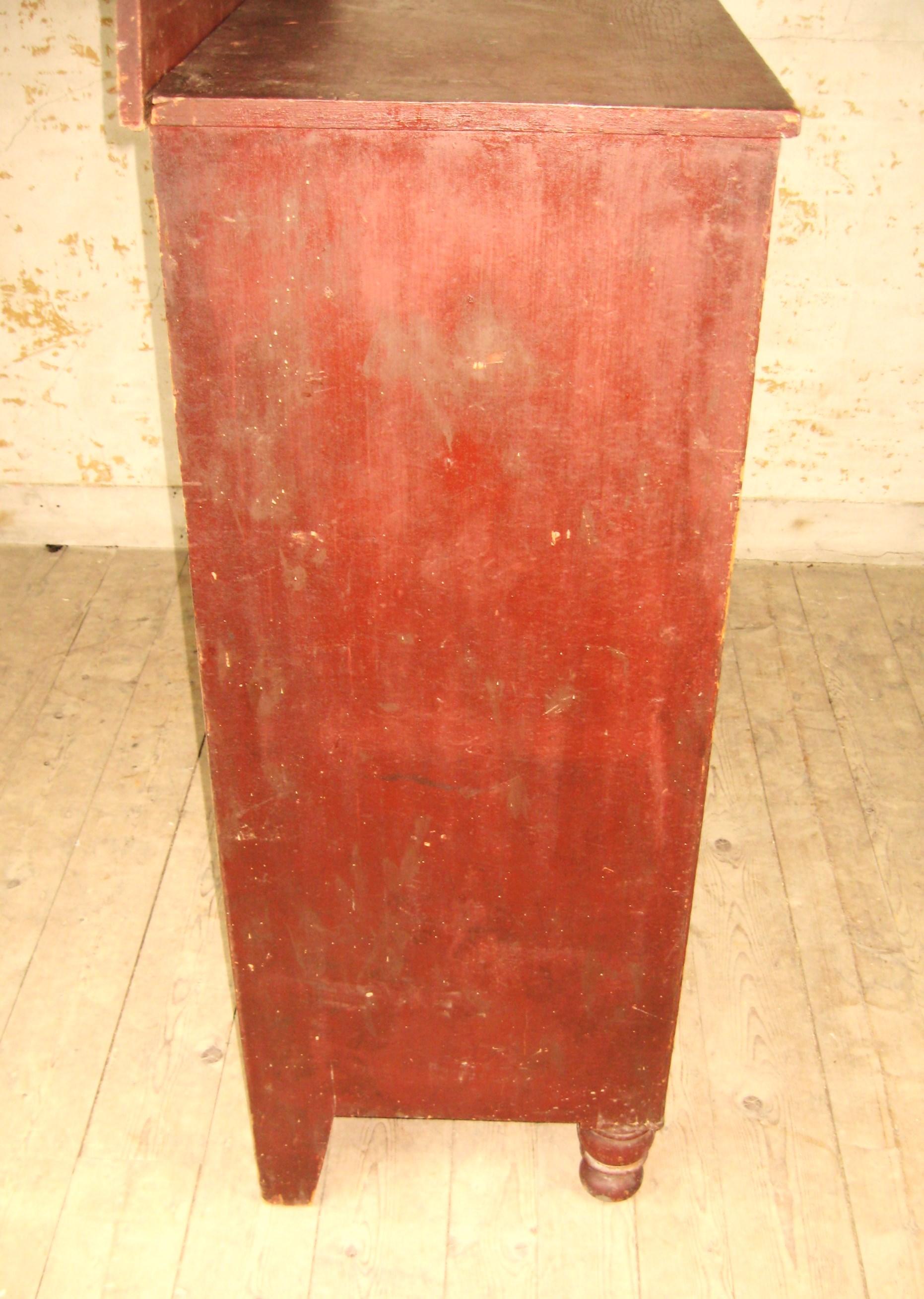 Primitif Armoire à confiture primitive du milieu du 19e siècle peinte au lavis rouge en vente