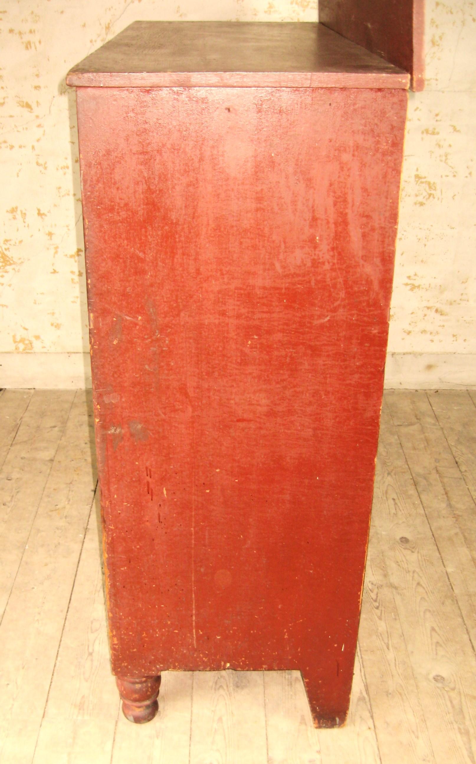 Américain Armoire à confiture primitive du milieu du 19e siècle peinte au lavis rouge en vente