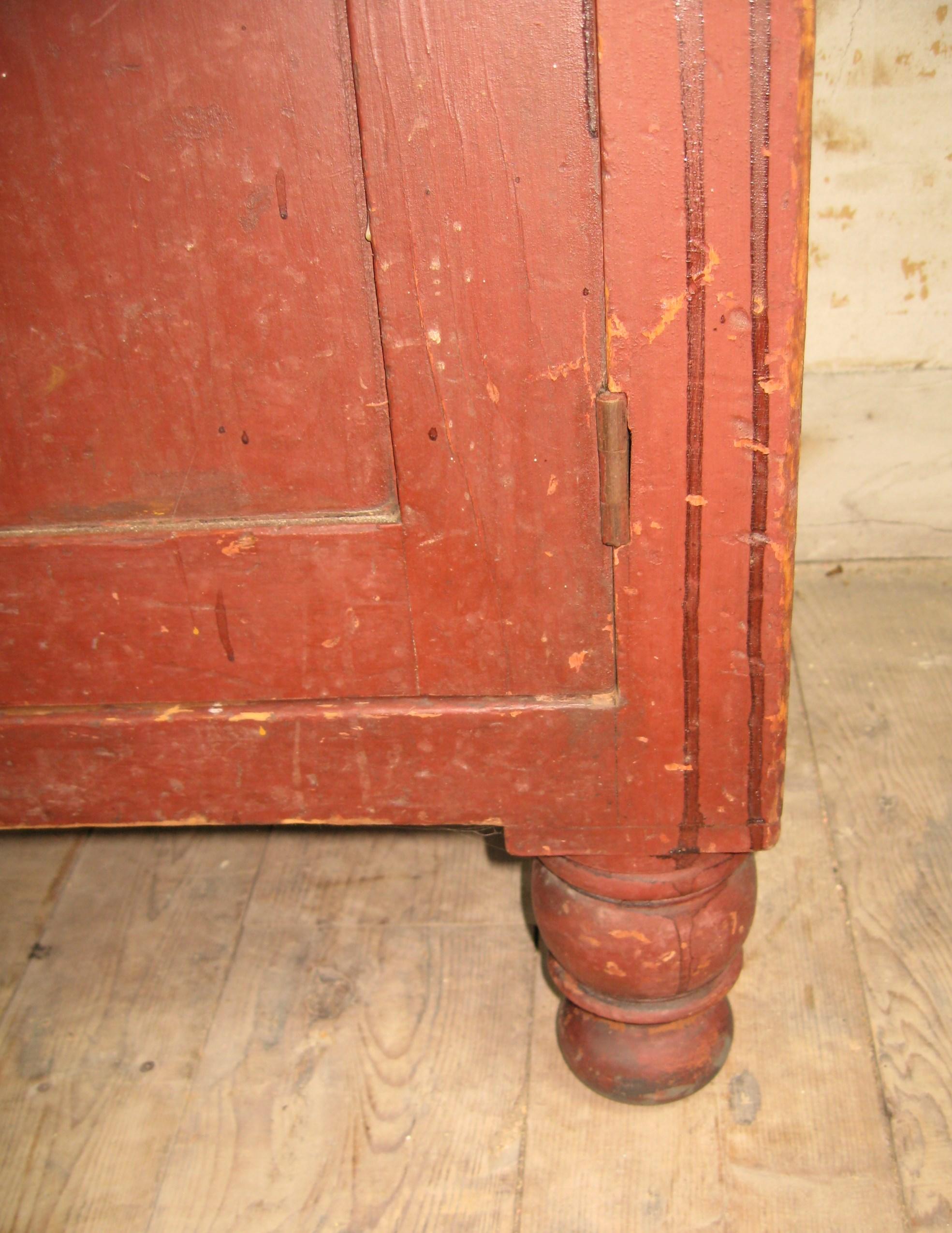 Armoire à confiture primitive du milieu du 19e siècle peinte au lavis rouge en vente 1