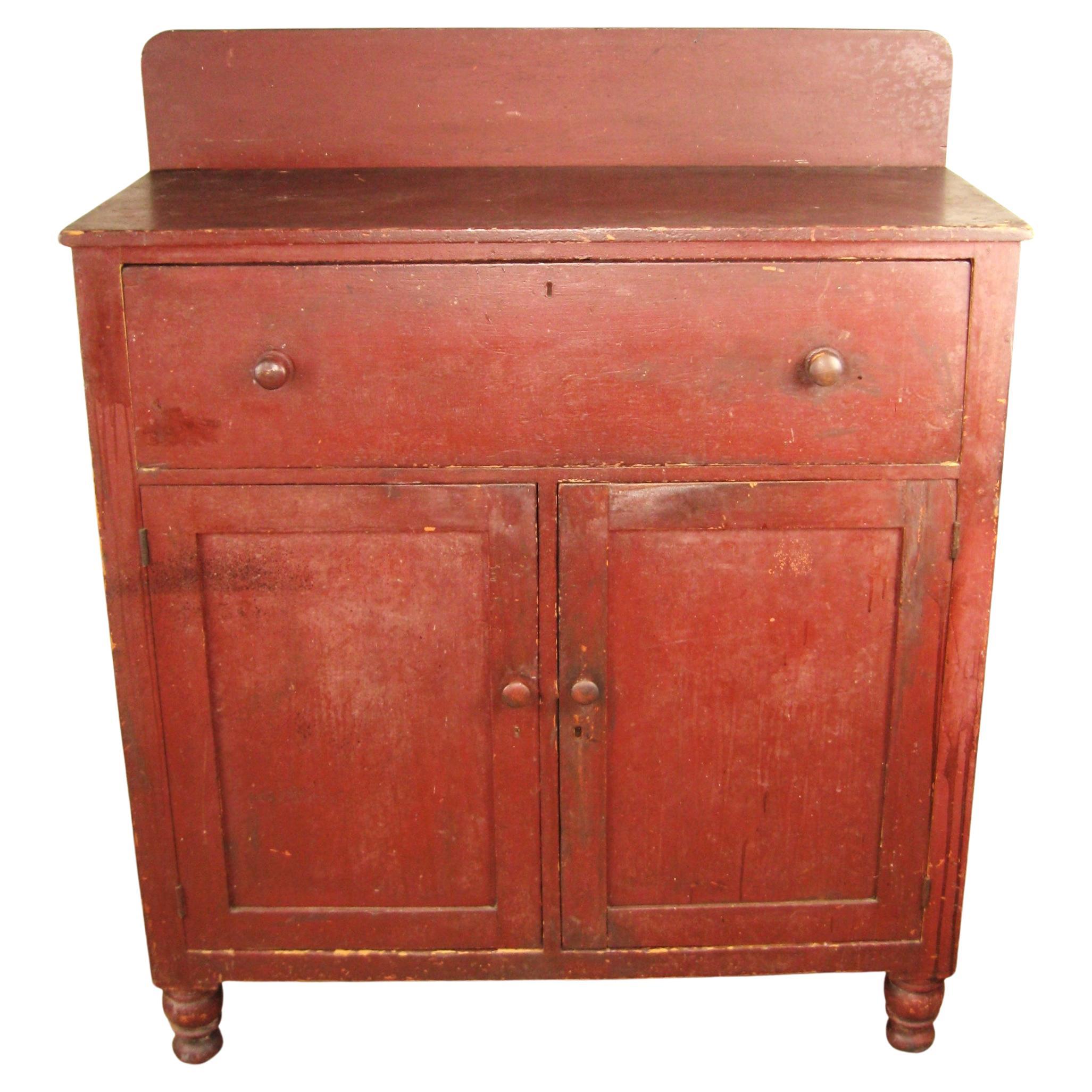 Armoire à confiture primitive du milieu du 19e siècle peinte au lavis rouge en vente
