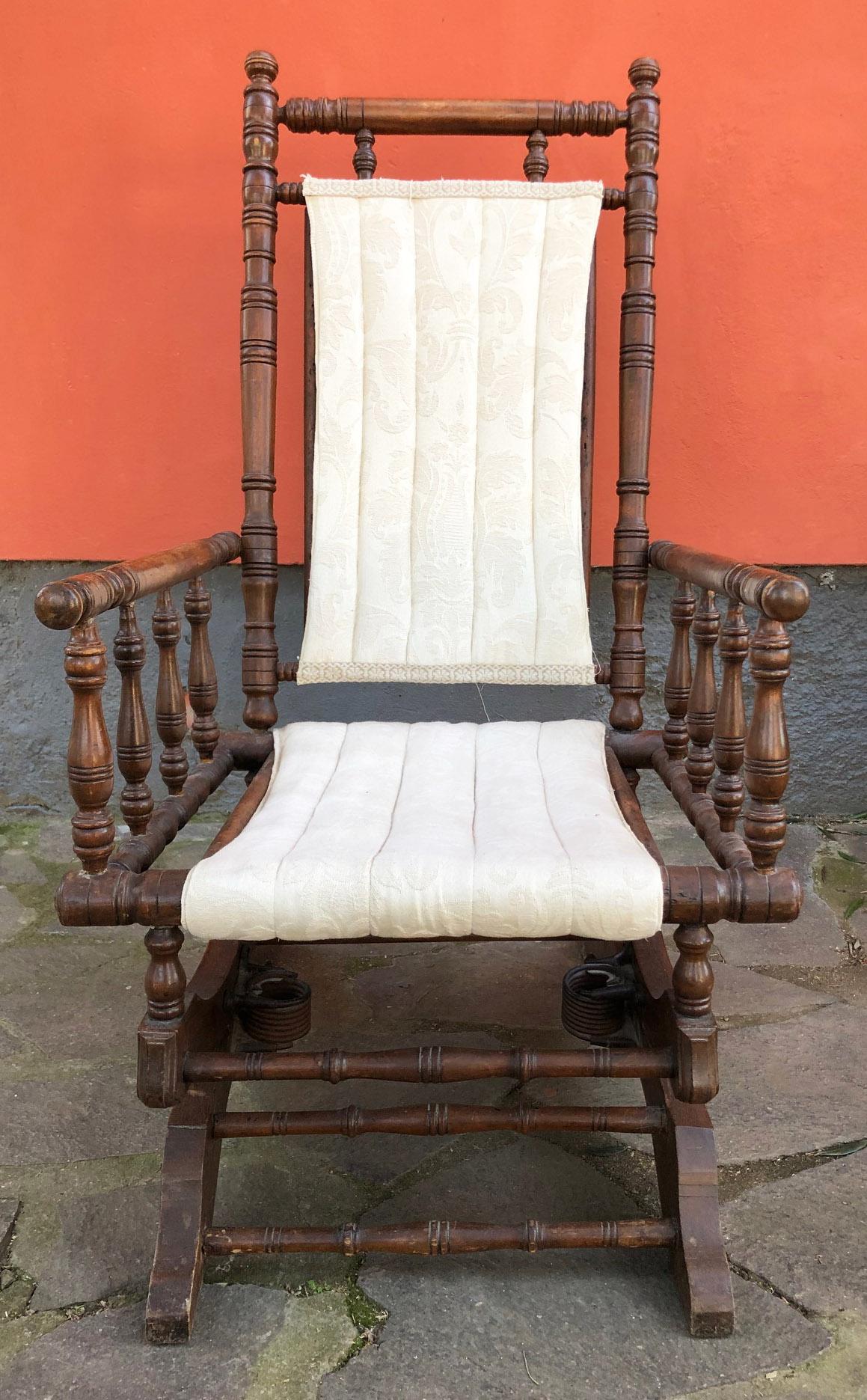 Rocking chair in solid walnut with original springs.
Non Coeval seat and backrest fabric.
The transport quote for the USA and Canada is customized according to the destination, make the request with zip code and city.