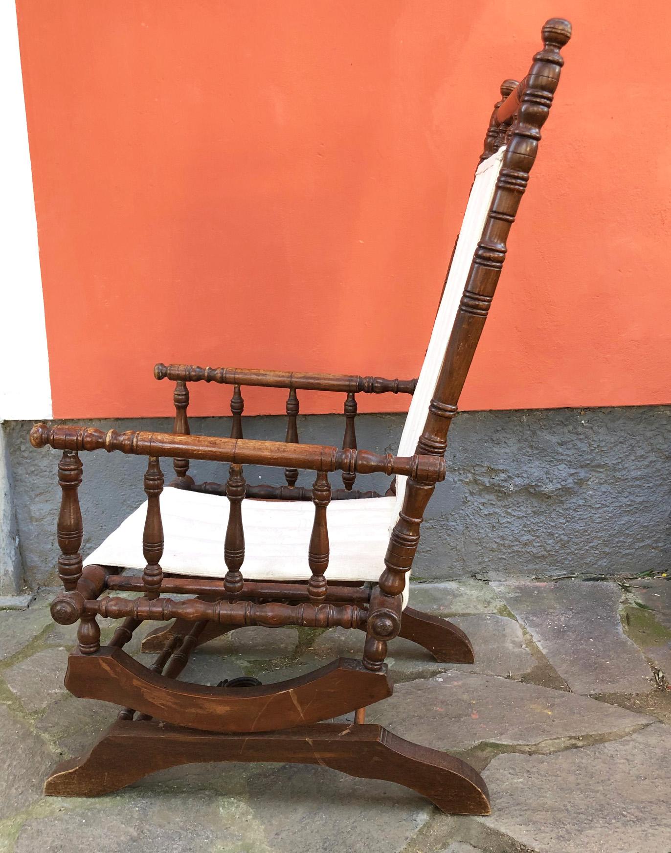 Country Mid-19th Century Rocking Chair in Solid Walnut 