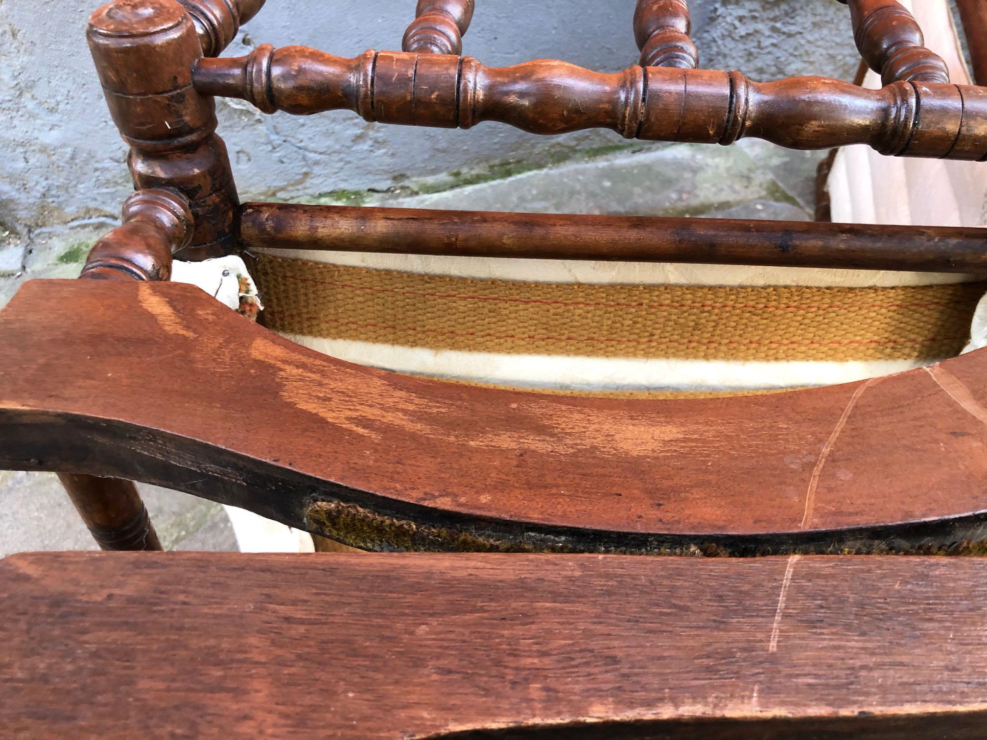 Mid-19th Century Rocking Chair in Solid Walnut  4