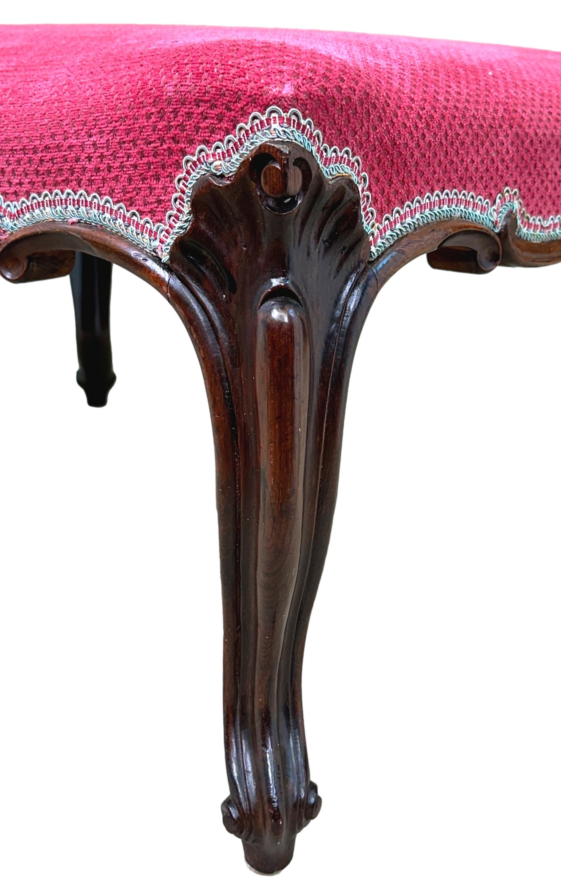 Tabouret de salon en bois de rose de très bonne qualité, datant du milieu du XIXe siècle et de l'époque victorienne, dont le dessus est tapissé et qui repose sur un attrayant cadre mouluré et sculpté, surmonté de quatre élégants pieds cabriole