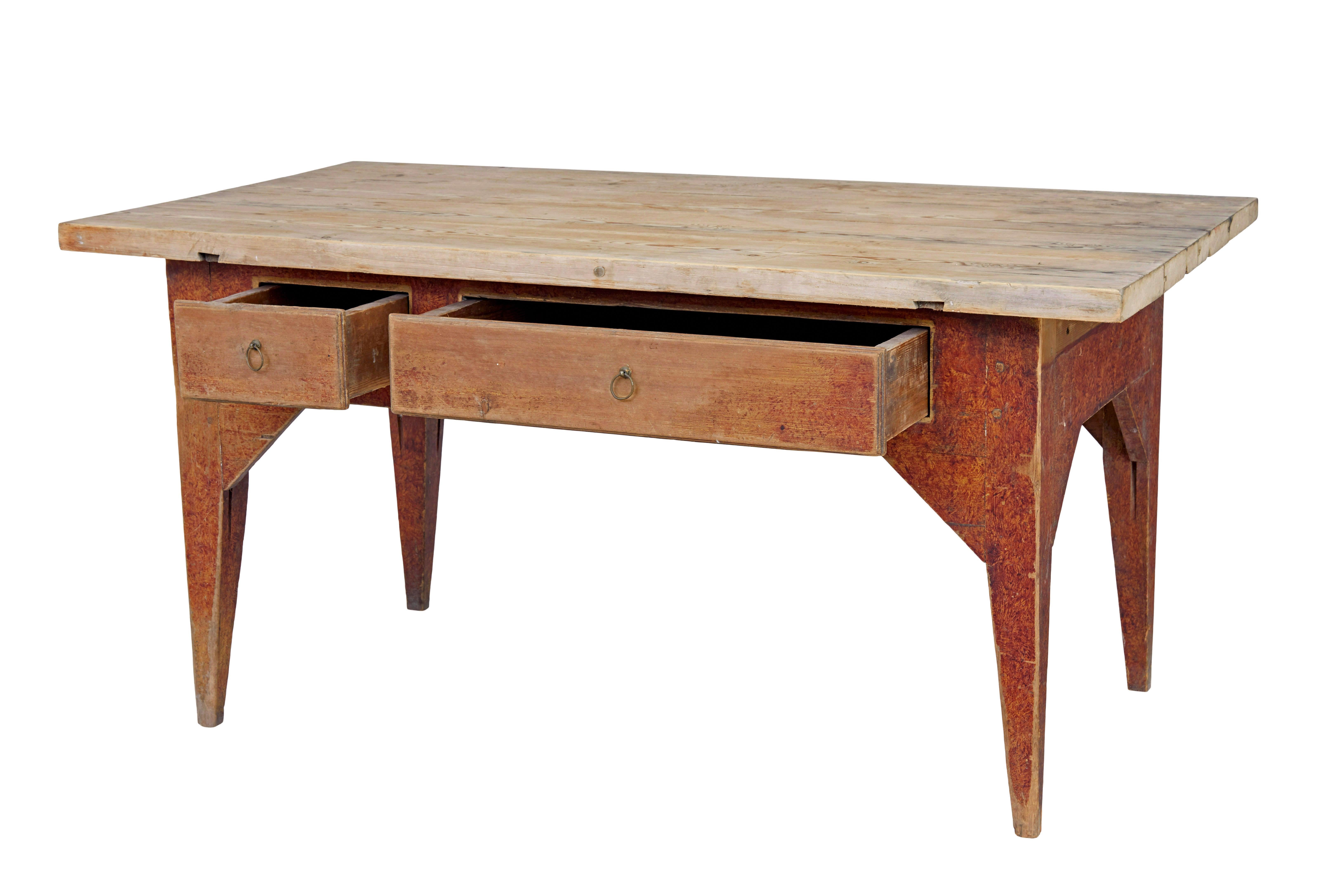 Table de cuisine rustique en pin peint du milieu du 19e siècle, vers 1850.

Table traditionnelle en pin suédois de bonne qualité avec plateau associé.

Surface épaisse de 4 planches avec des marques de surface et une patine d'usage.  Elle repose sur