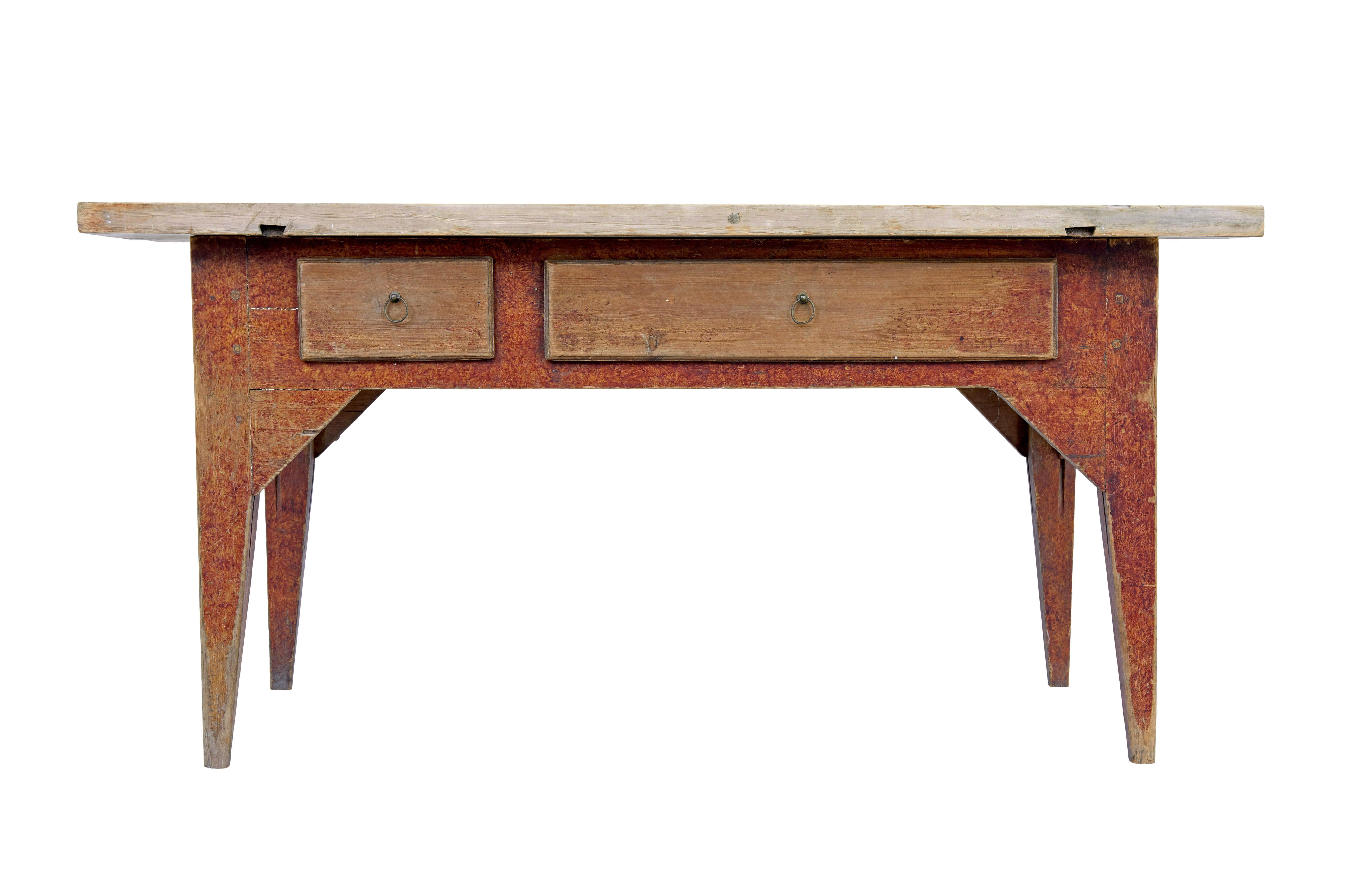 Suédois Table de cuisine rustique en pin peinte à la main au milieu du 19e siècle en vente