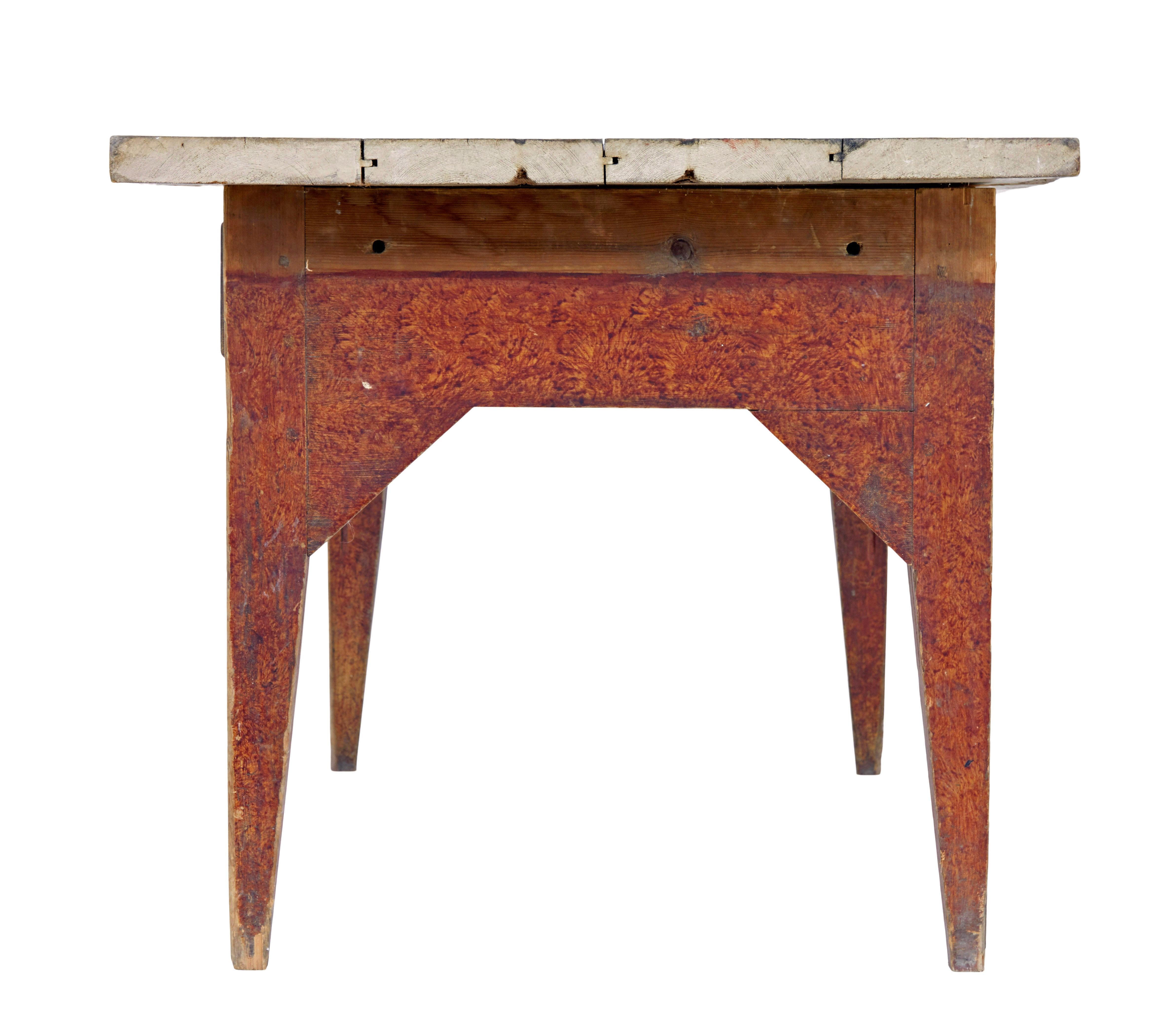 Sculpté à la main Table de cuisine rustique en pin peinte à la main au milieu du 19e siècle en vente