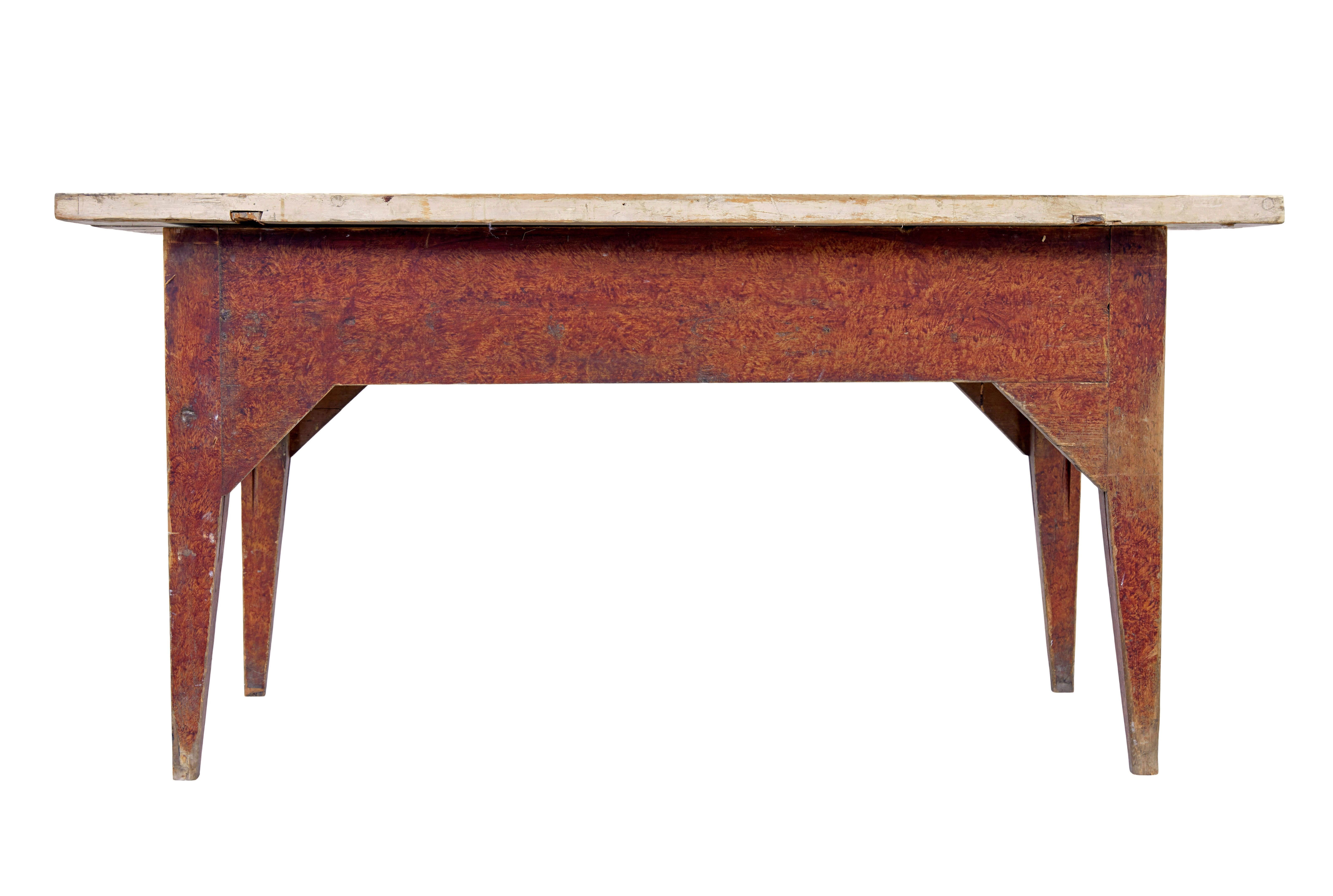 Table de cuisine rustique en pin peinte à la main au milieu du 19e siècle Bon état - En vente à Debenham, Suffolk