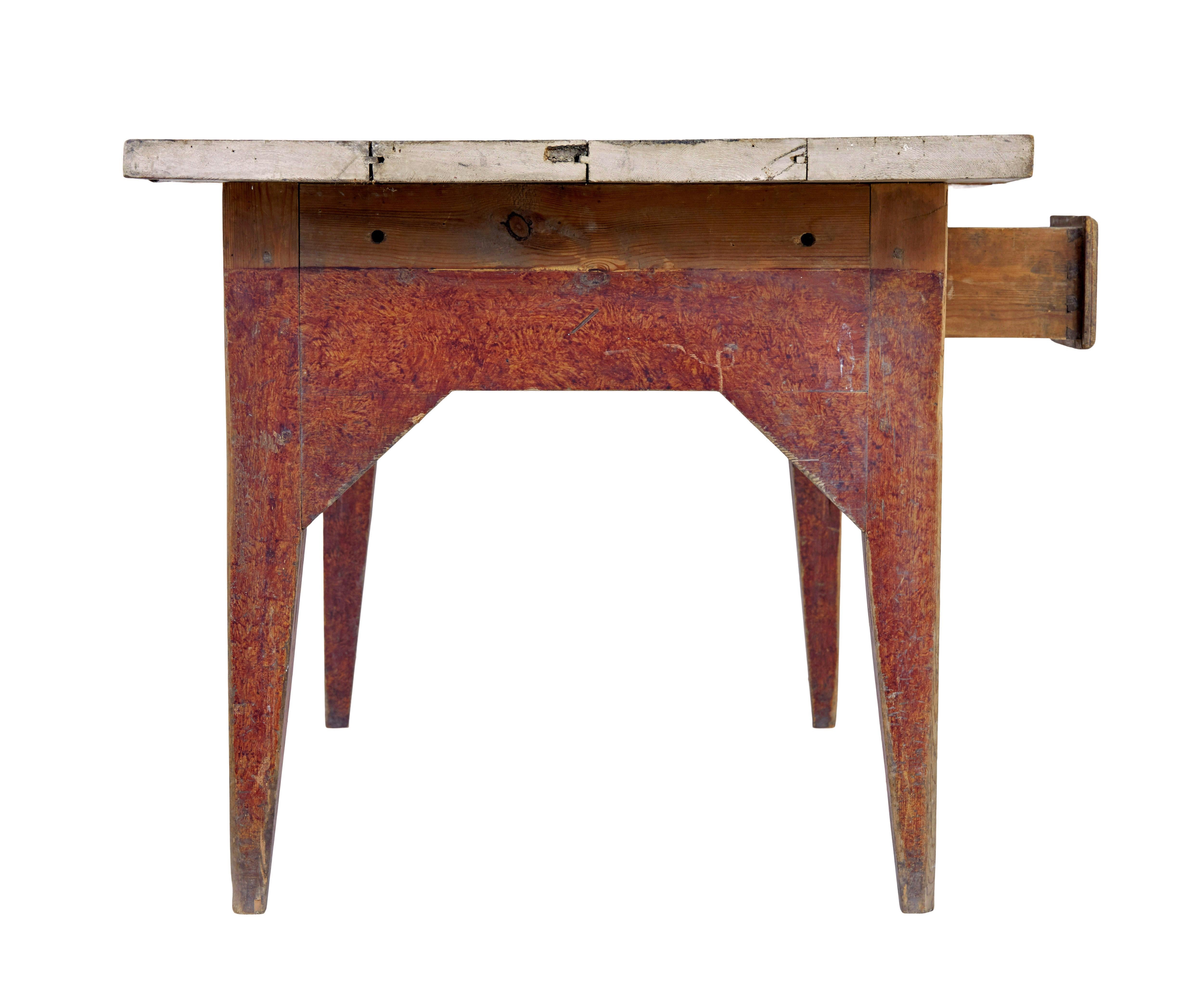 XIXe siècle Table de cuisine rustique en pin peinte à la main au milieu du 19e siècle en vente