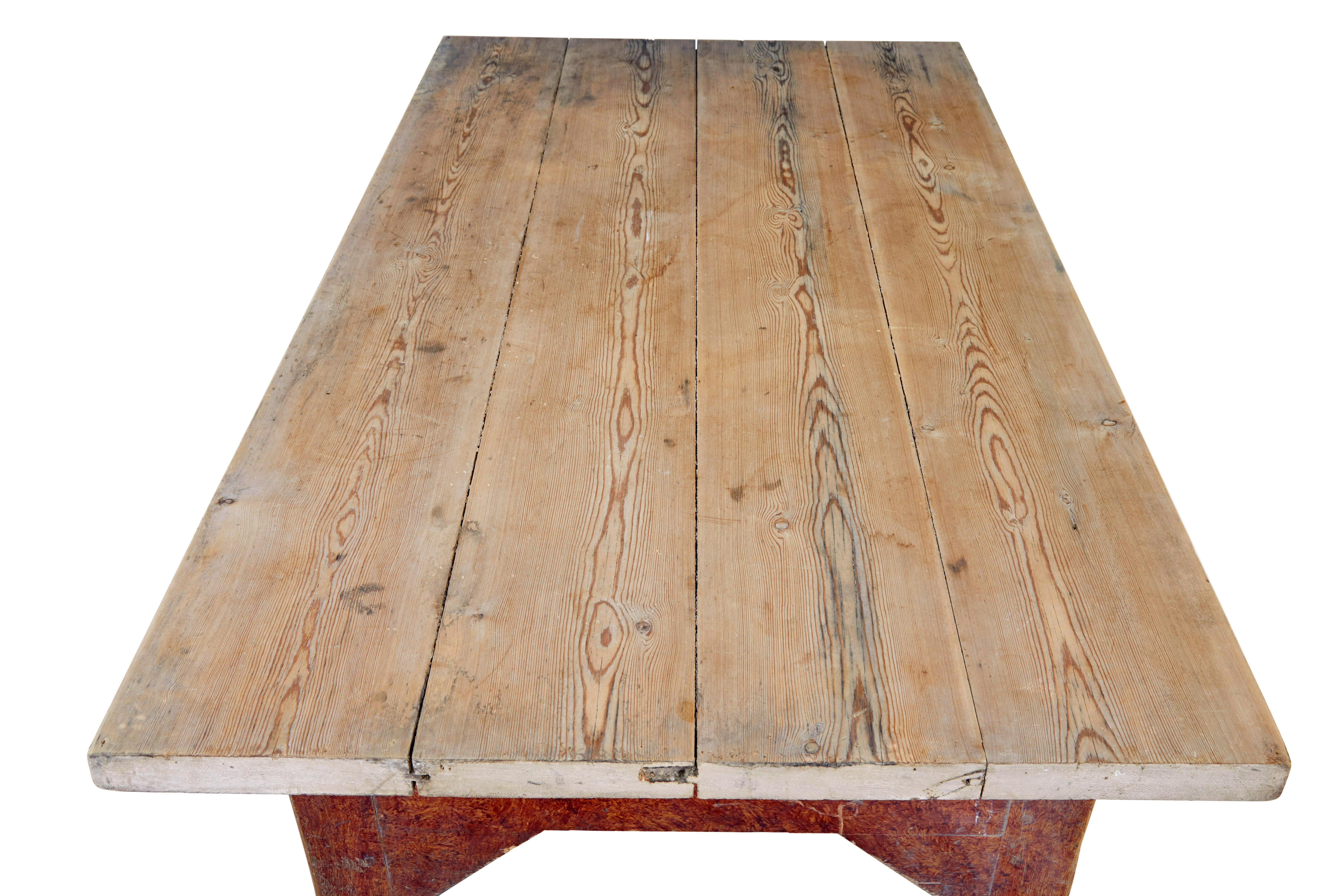 Pin Table de cuisine rustique en pin peinte à la main au milieu du 19e siècle en vente