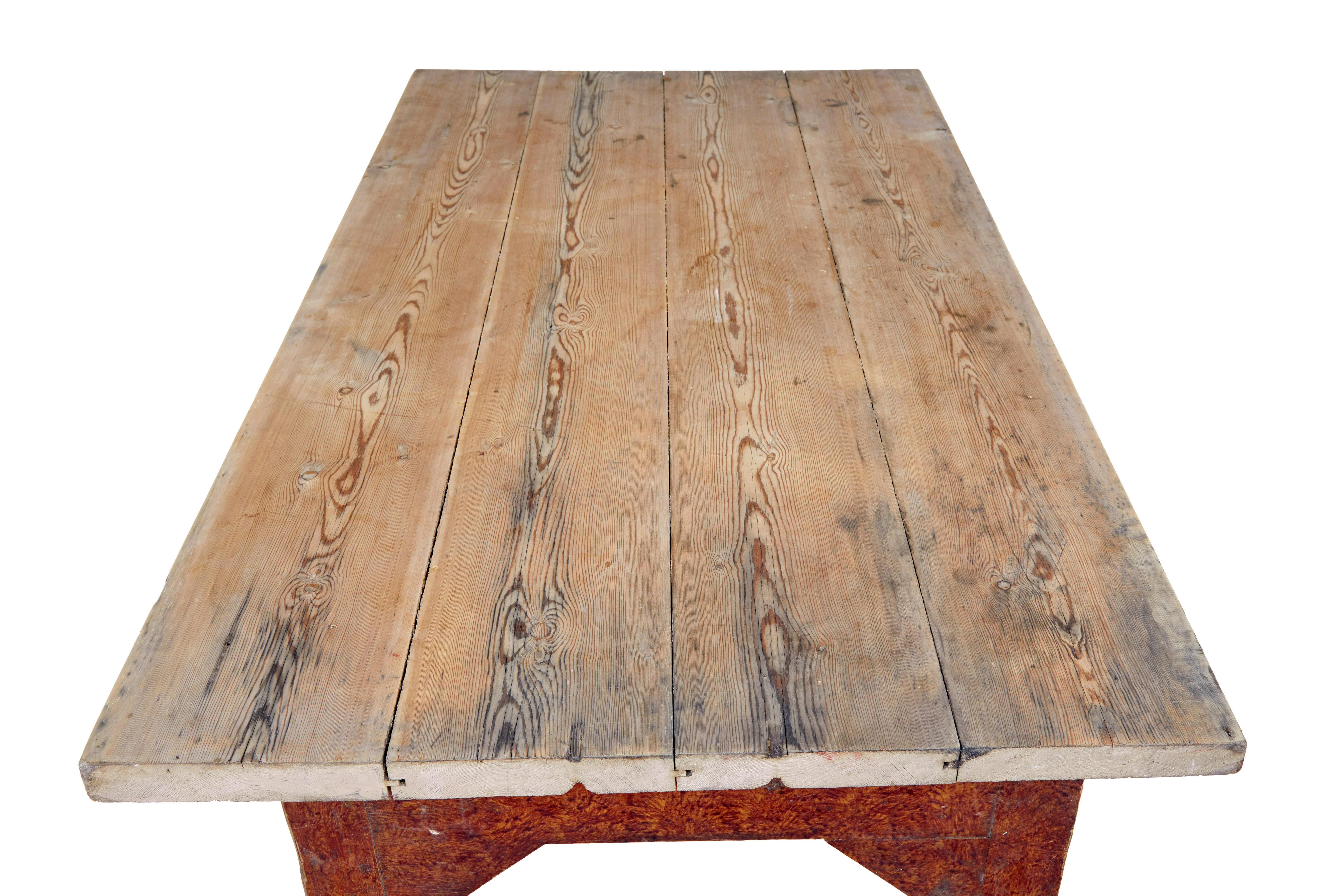 Table de cuisine rustique en pin peinte à la main au milieu du 19e siècle en vente 1