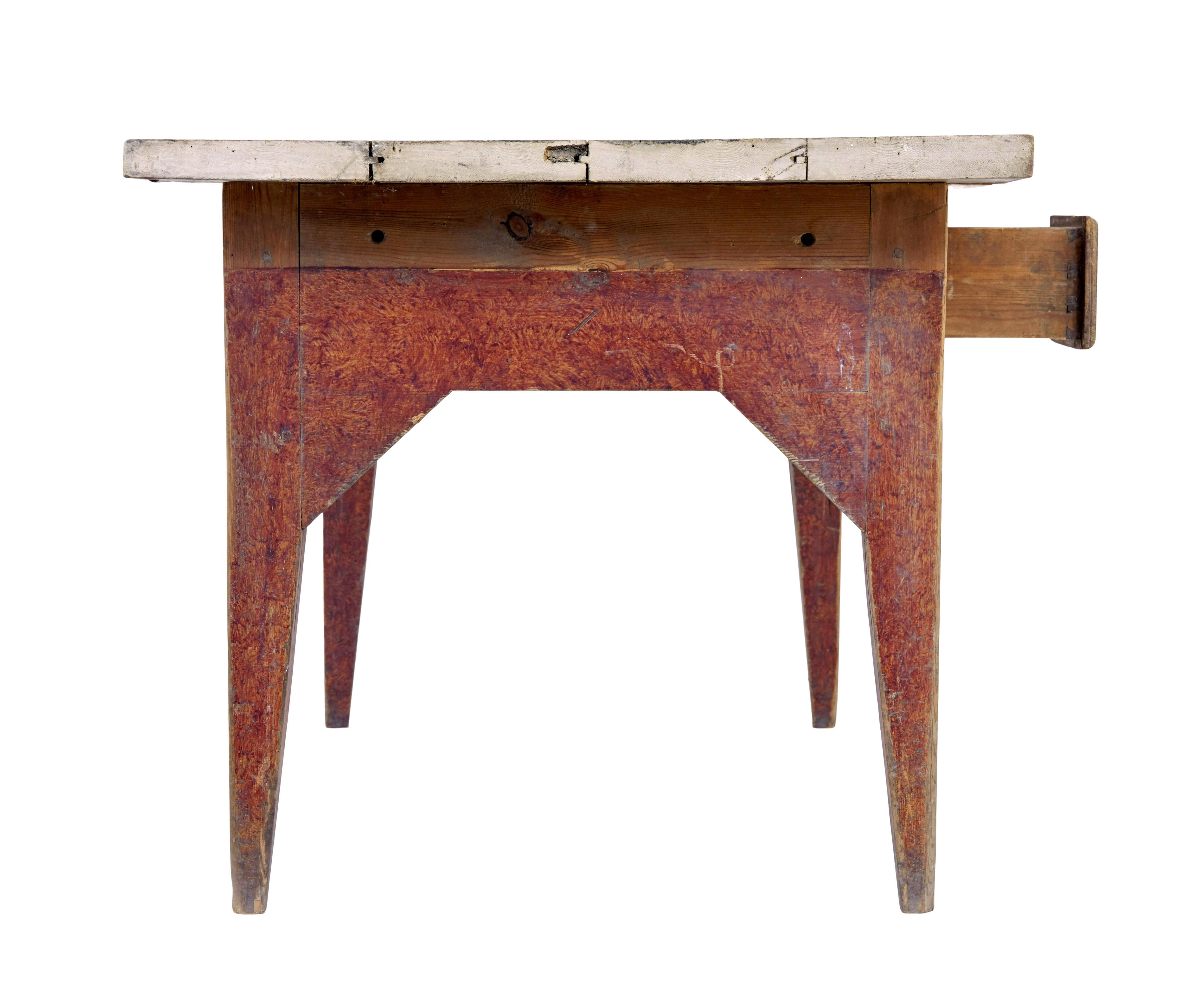XIXe siècle Table de cuisine rustique en pin peint du milieu du 19e siècle en vente