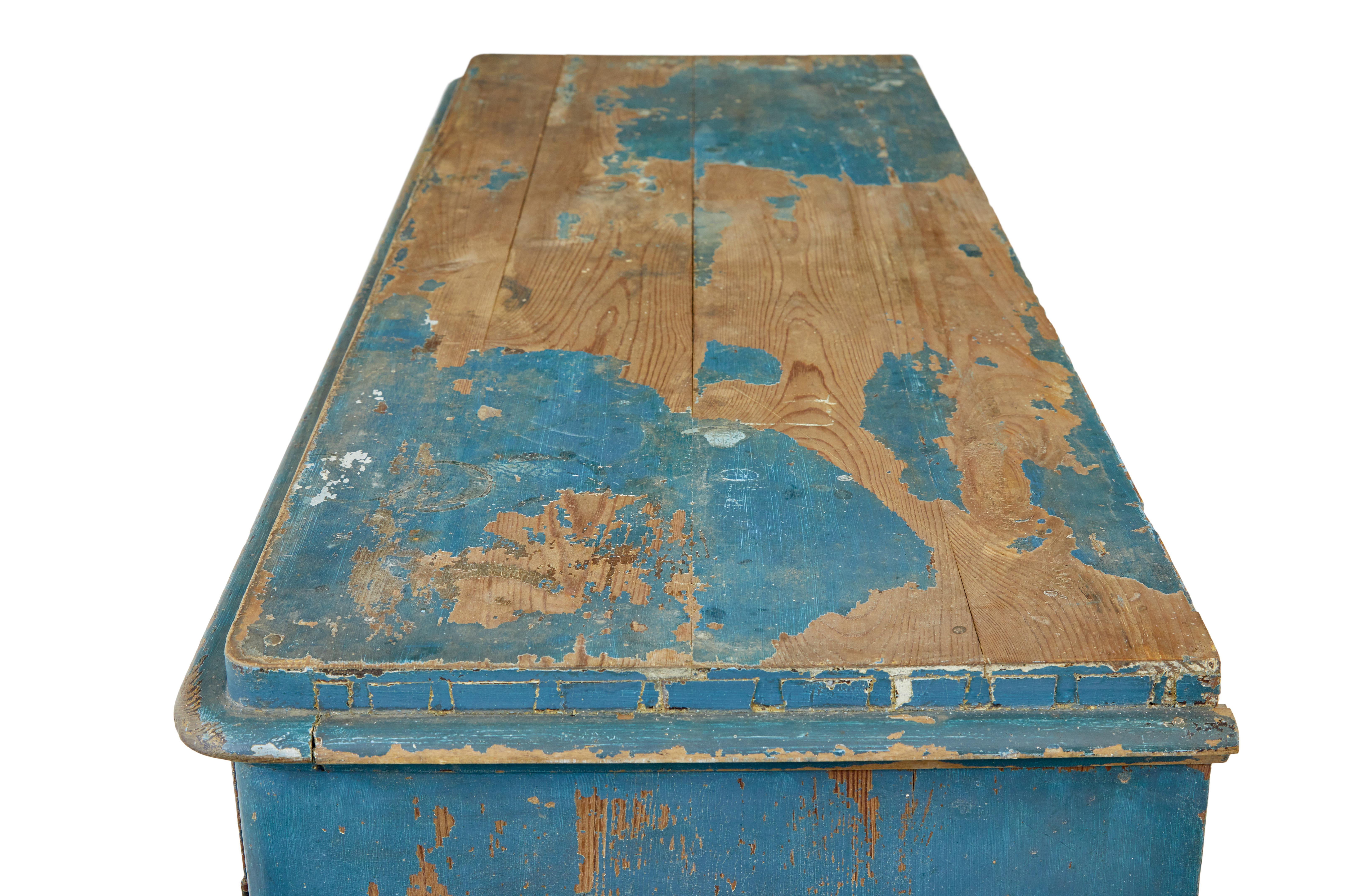 Mid 19th century rustic Scandinavian painted cupboard en vente 4