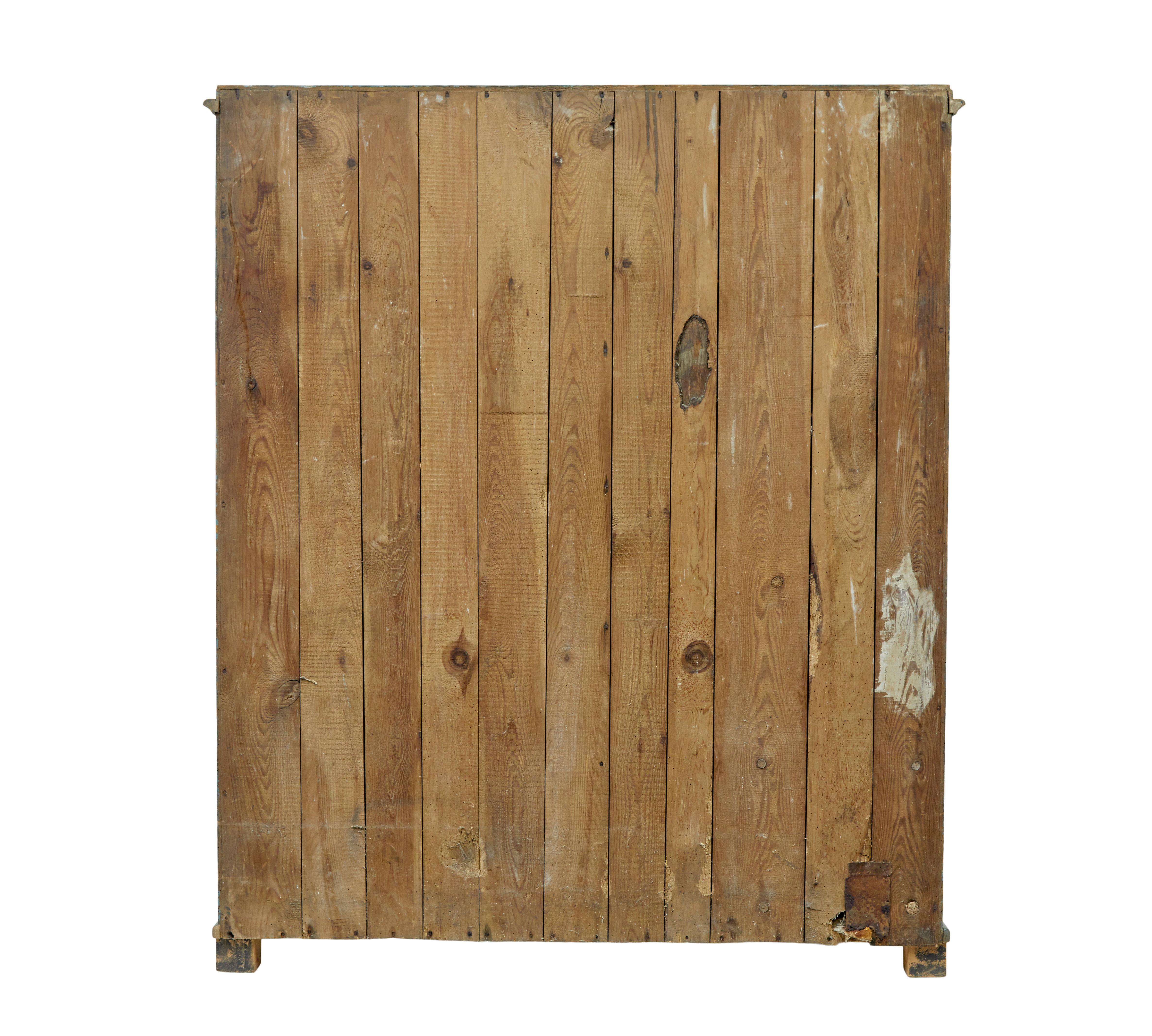 Fait main Mid 19th century rustic Scandinavian painted cupboard en vente