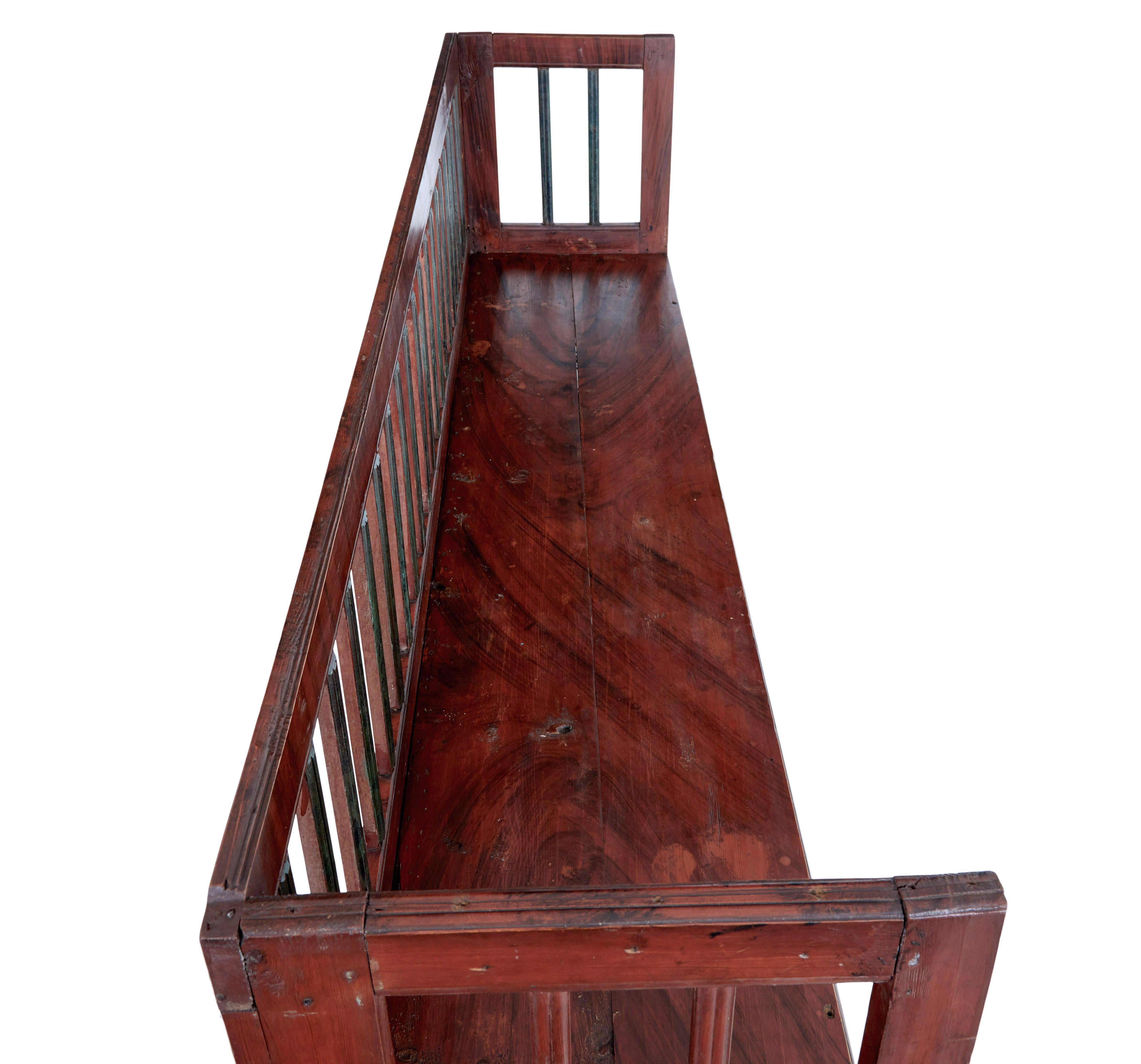 Banc rustique en pin peint suédois du milieu du XIXe siècle, vers 1860.

Nous présentons ici un banc suédois traditionnel, entièrement peint à la main en rouge foncé et vert.

Dos droit qui se prête parfaitement à une utilisation dans un couloir ou