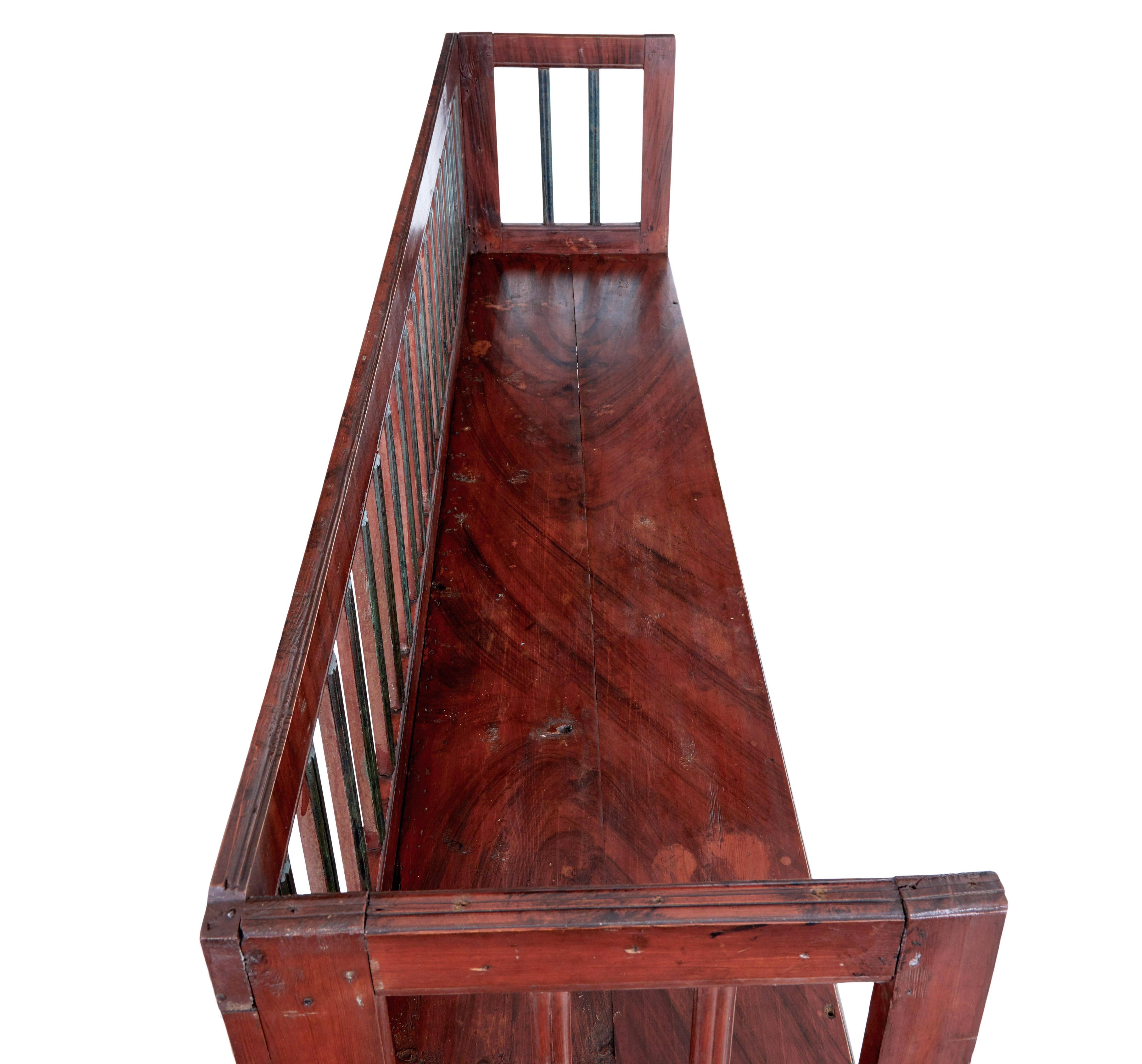 Banc rustique en pin peint suédois du milieu du XIXe siècle, vers 1860.

Nous présentons ici un banc suédois traditionnel, entièrement peint à la main en rouge foncé et vert.

Dos droit qui se prête parfaitement à une utilisation dans un couloir ou