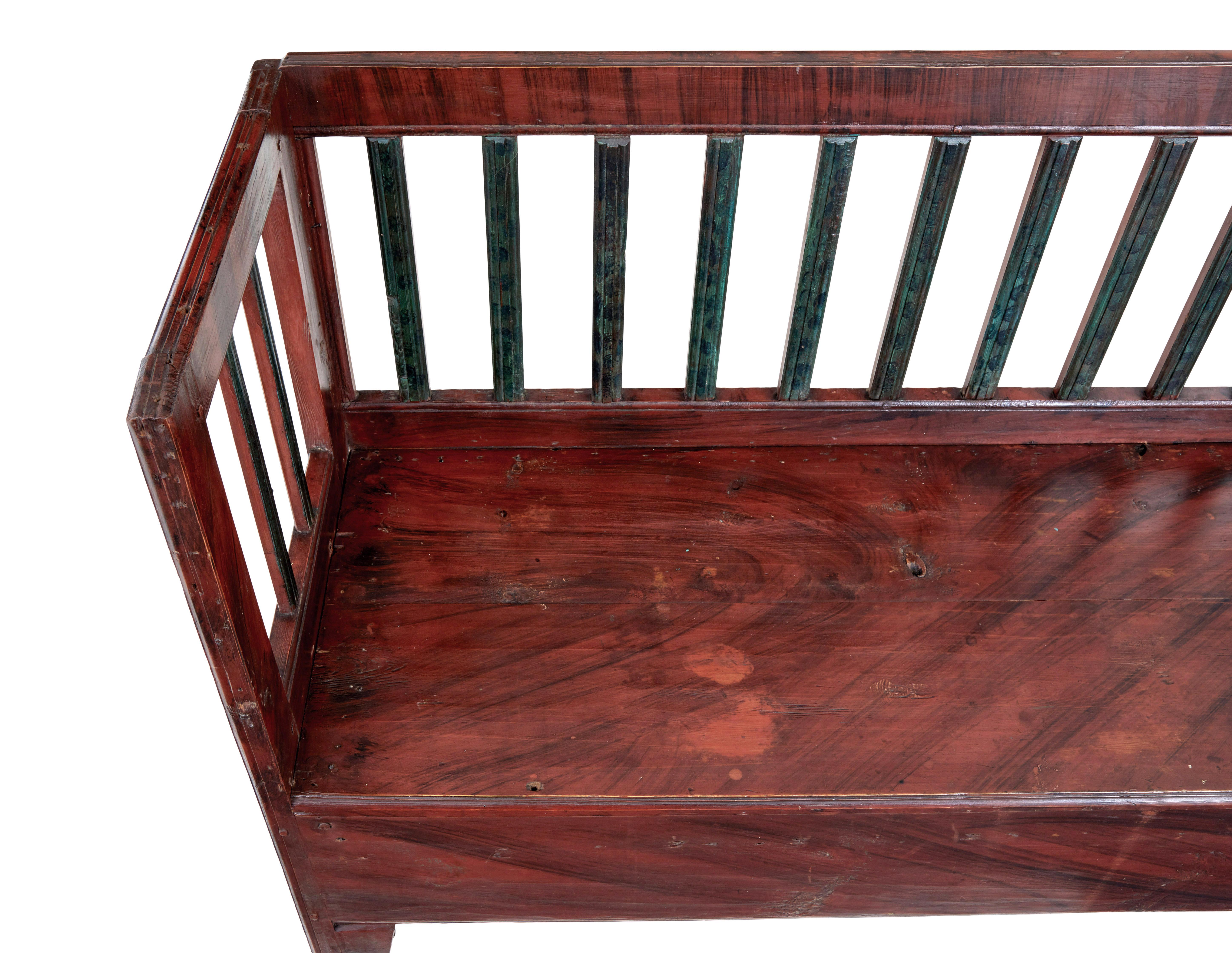 Rustique Banc rustique suédois en pin peint à la main au milieu du 19e siècle en vente