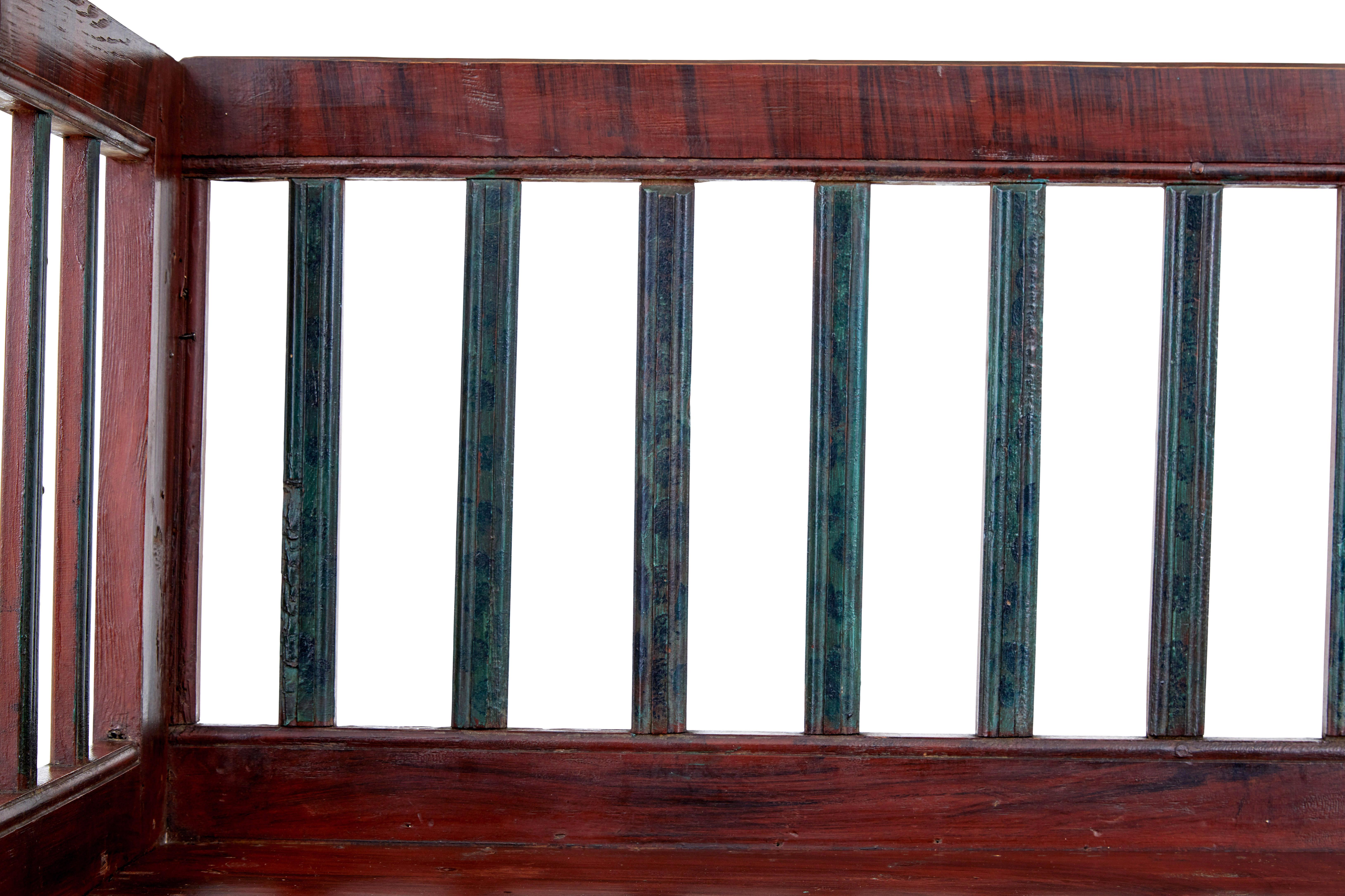 Suédois Banc rustique suédois en pin peint à la main au milieu du 19e siècle en vente