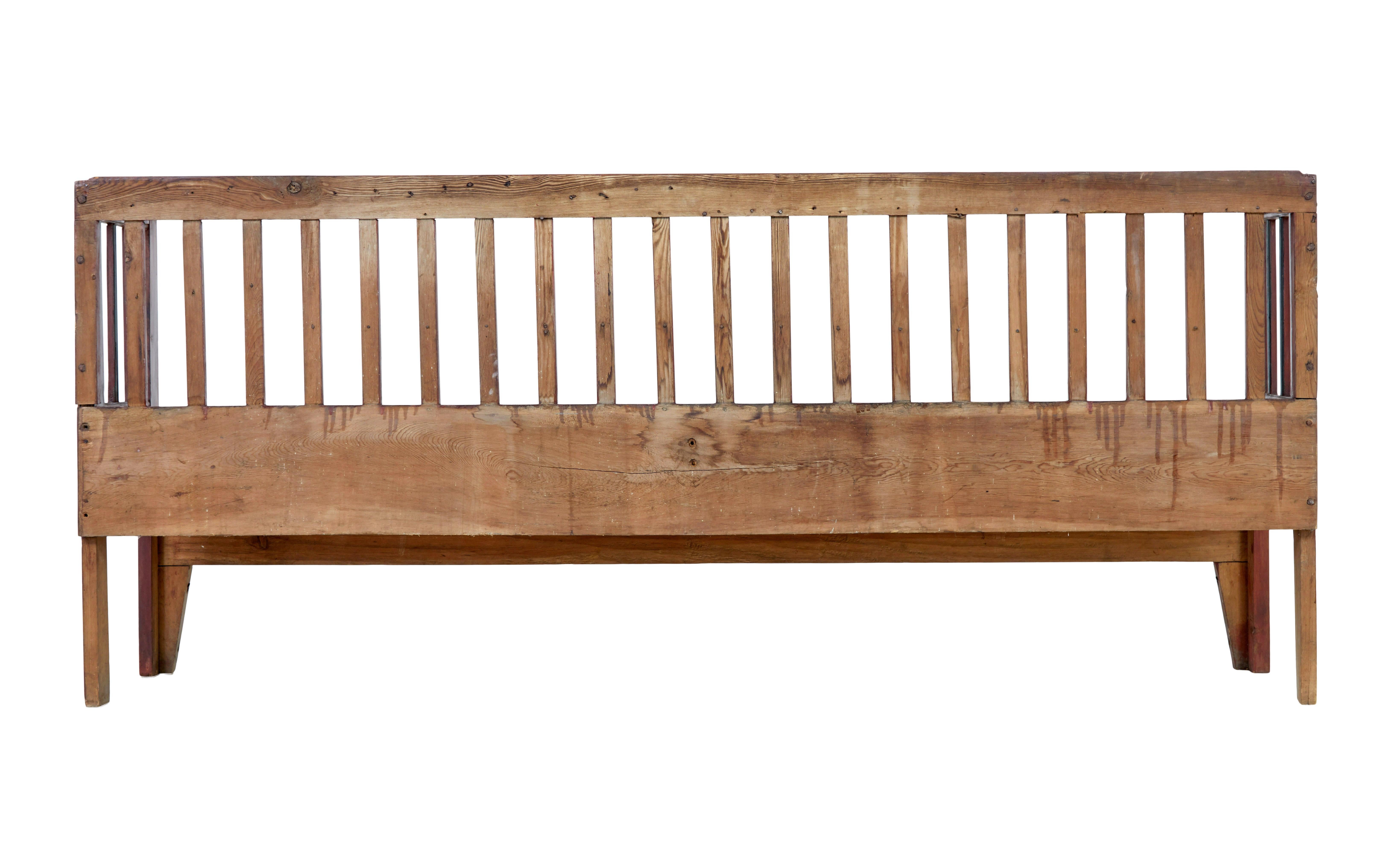 Banc rustique suédois en pin peint à la main au milieu du 19e siècle Bon état - En vente à Debenham, Suffolk