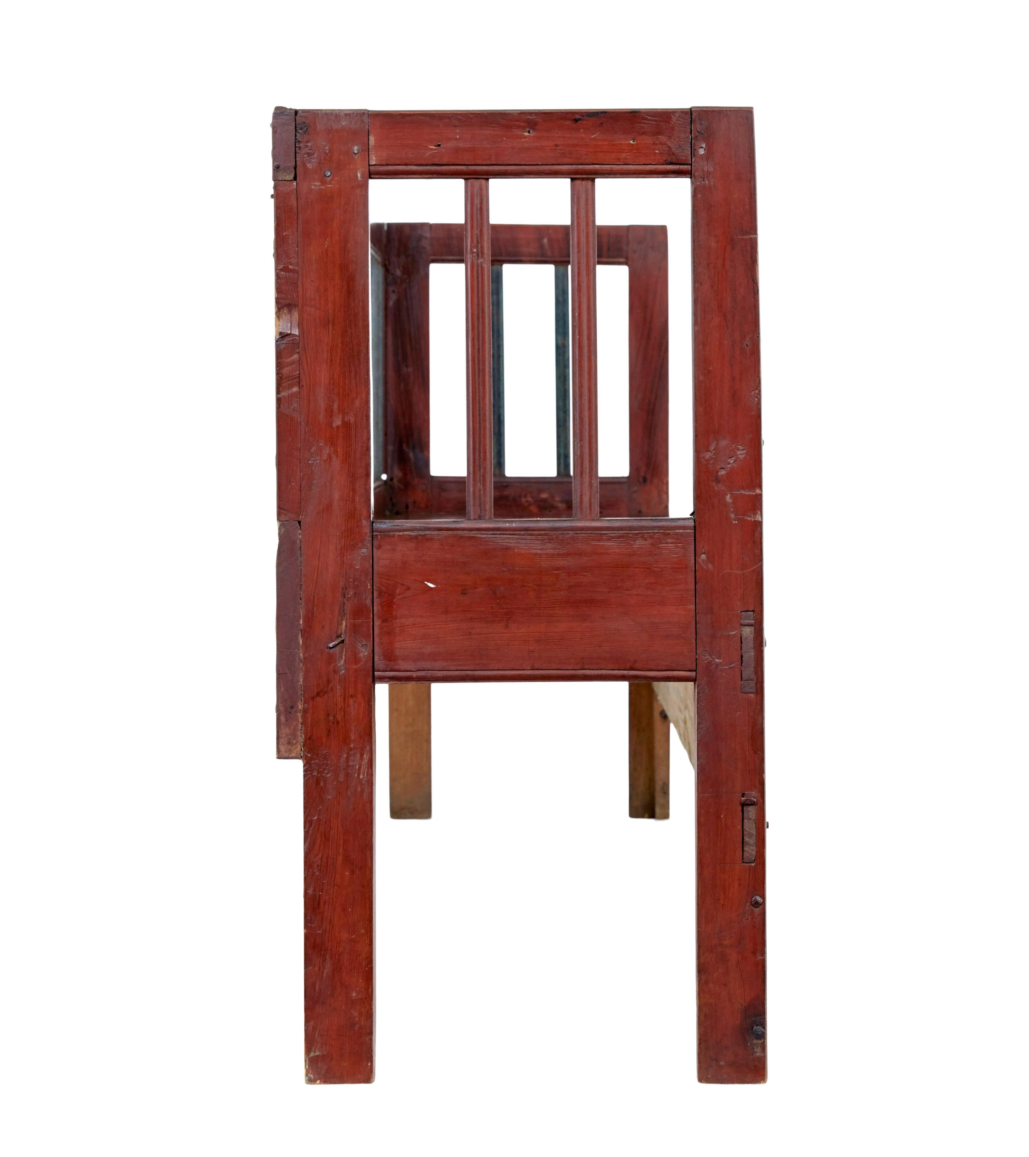 XIXe siècle Banc rustique suédois en pin peint à la main au milieu du 19e siècle en vente