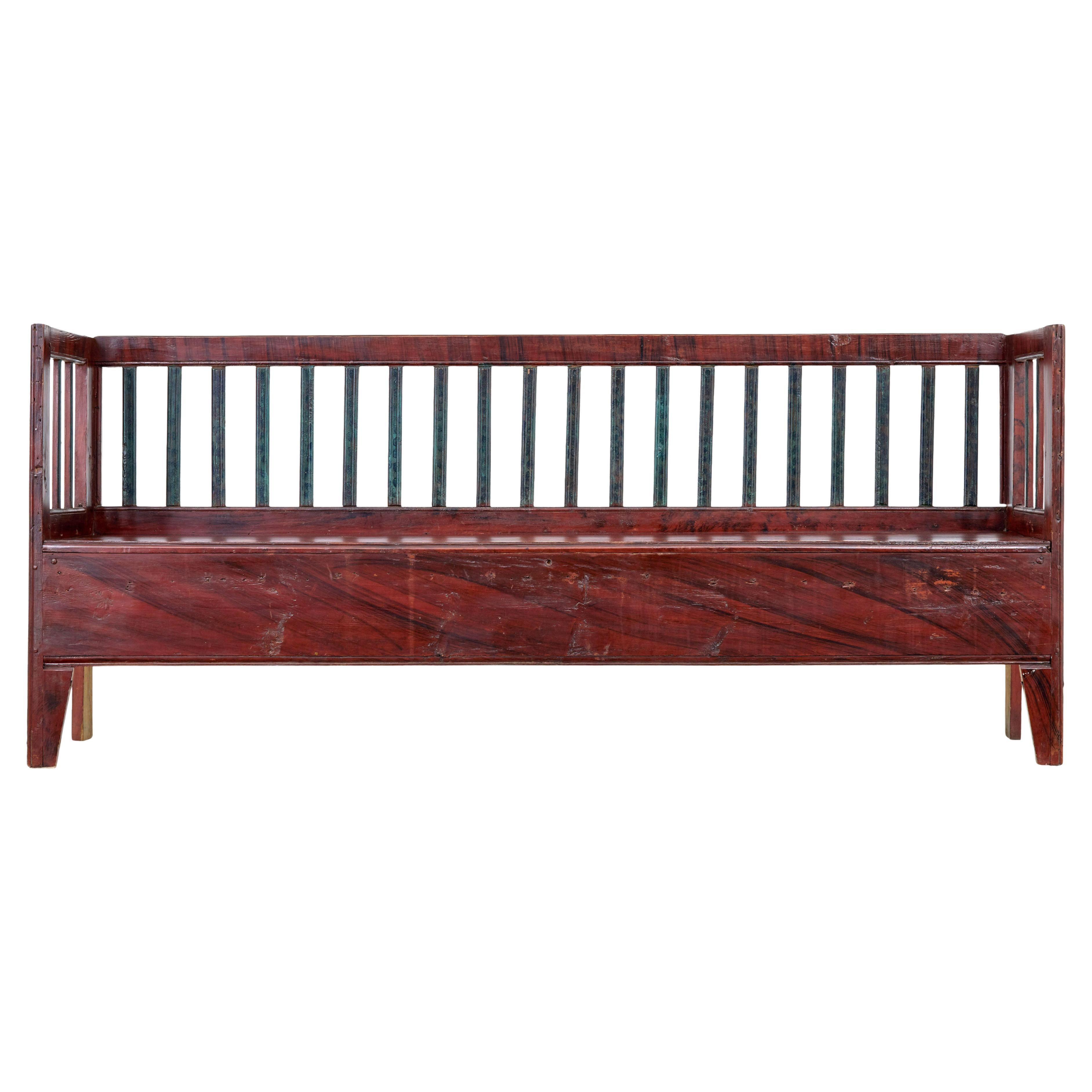 Banc rustique suédois en pin peint à la main au milieu du 19e siècle en vente