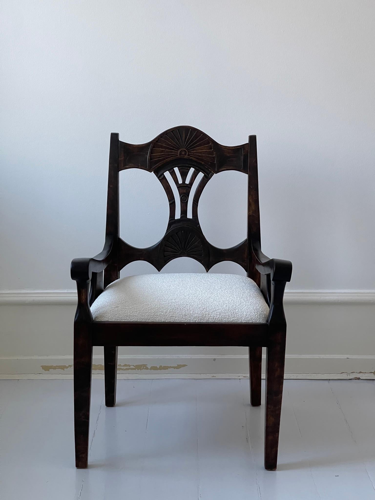 Skandinavischer Sessel aus der Mitte des 19. Jahrhunderts aus gebeizter Eiche, neu gepolstert mit Bouclé. (Art nouveau) im Angebot