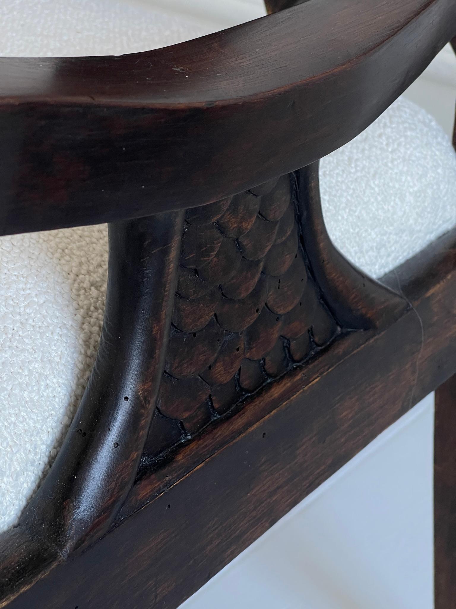 Skandinavischer Sessel aus der Mitte des 19. Jahrhunderts aus gebeizter Eiche, neu gepolstert mit Bouclé. (Handgeschnitzt) im Angebot