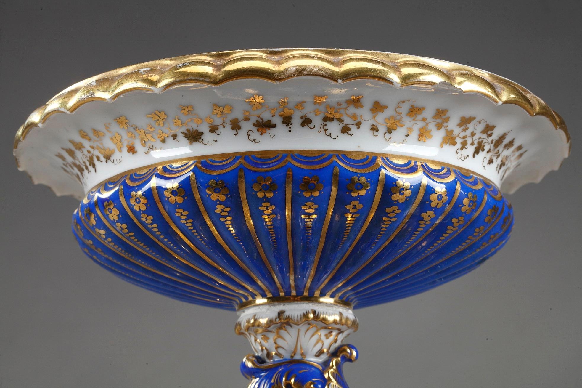 Servierschale mit Delphin aus polychromem Porzellan aus der Mitte des 19. Jahrhunderts (Napoleon III.) im Angebot