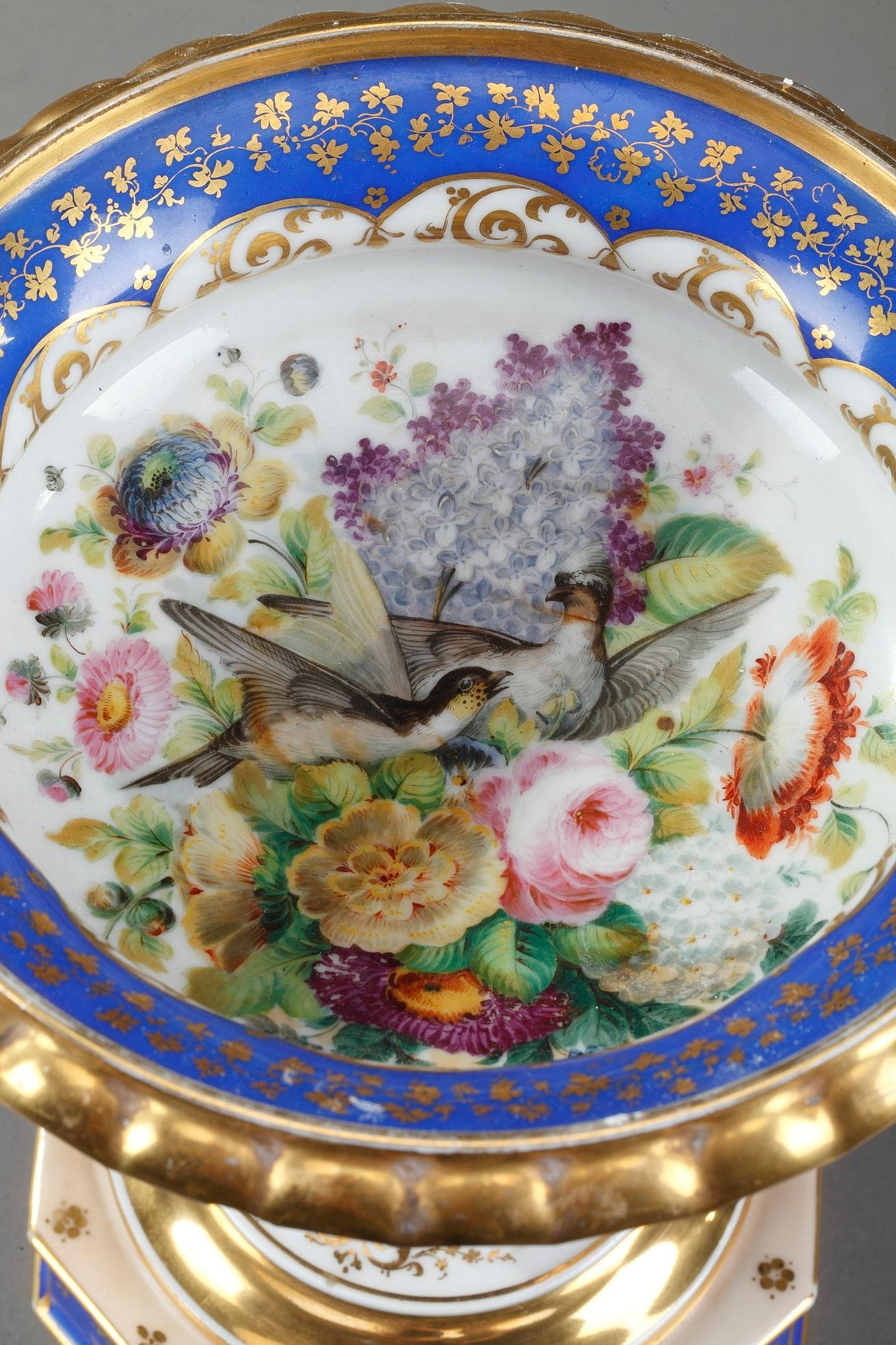 Servierschale mit Delphin aus polychromem Porzellan aus der Mitte des 19. Jahrhunderts im Angebot 1