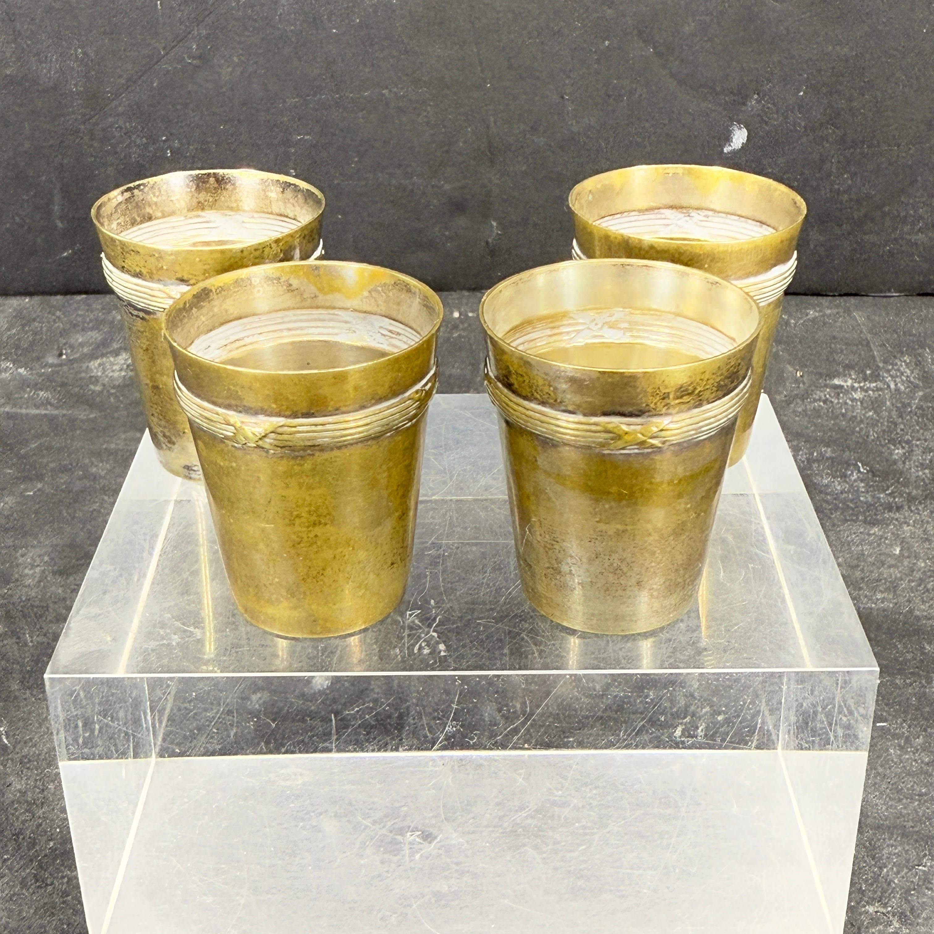Incantevole set di quattro bicchieri da shot portatili e impilabili in argento dorato. Spesso venivano utilizzate per attività ricreative come la caccia, la pesca, i picnic o gli incontri sociali. Un fantastico gruppo da aggiungere a una collezione