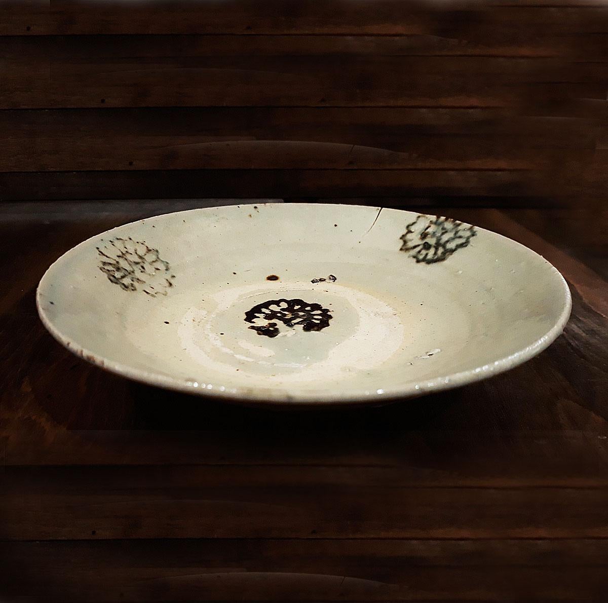 Mitte des 19. Jahrhunderts Schiffswrack-zurückgewonnene Keramikteller aus Indonesien im Zustand „Relativ gut“ im Angebot in New York, NY