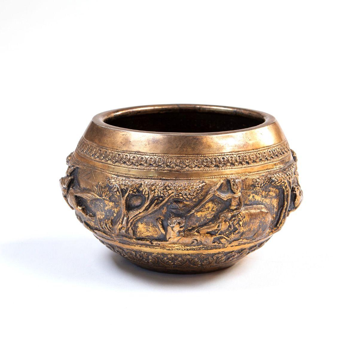 Ciotola decorativa in ottone con scene di caccia in rilievo e ornamenti incisi.

Intorno al corpo ci sono vivaci raffigurazioni di cacciatori a cavallo e a piedi che affrontano animali selvatici come tigri, cinghiali e cervi, inseriti in un