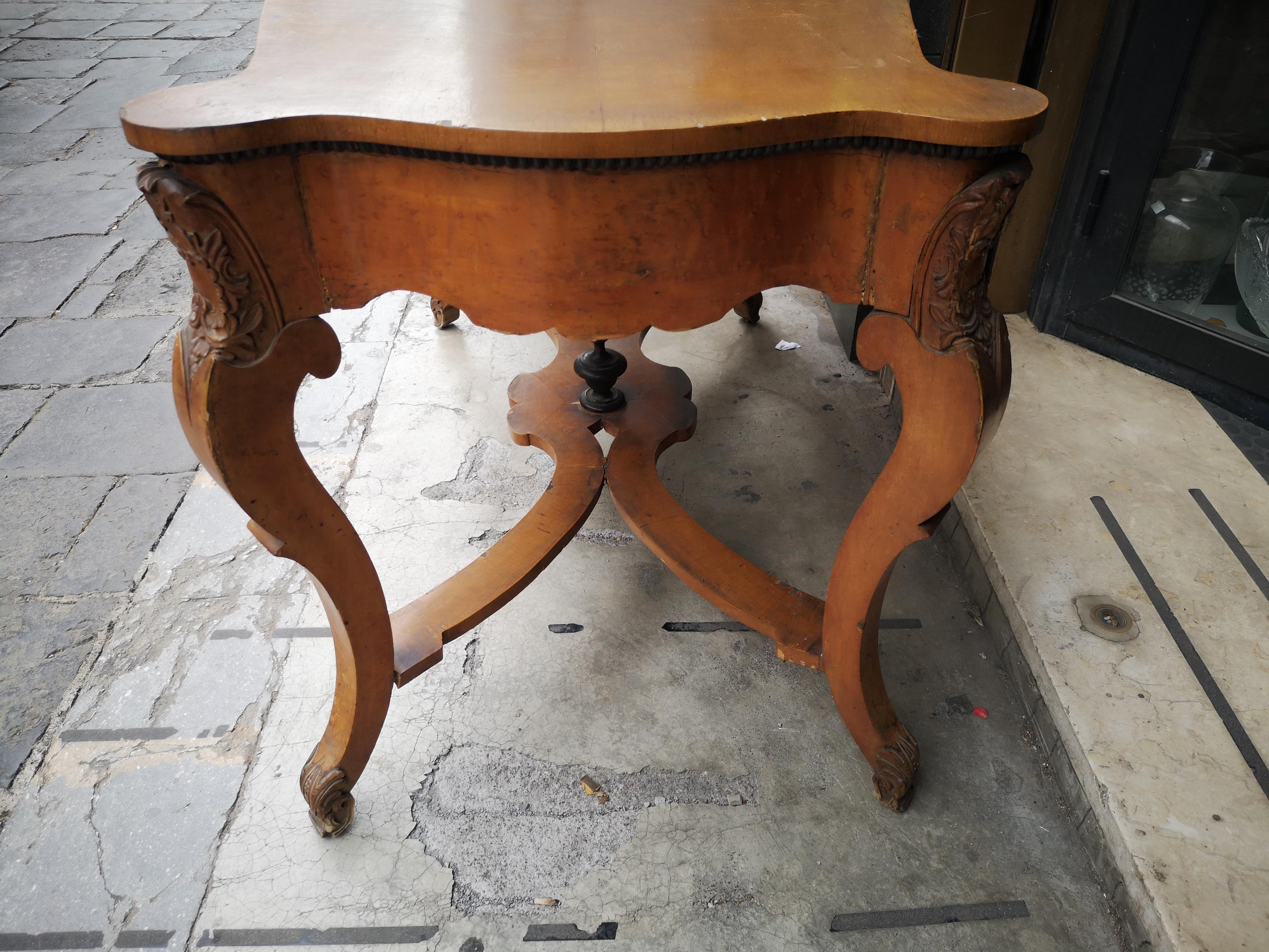 Mid-19th century Sicilian console in walnut and maple and relief sculptures in vendita 4