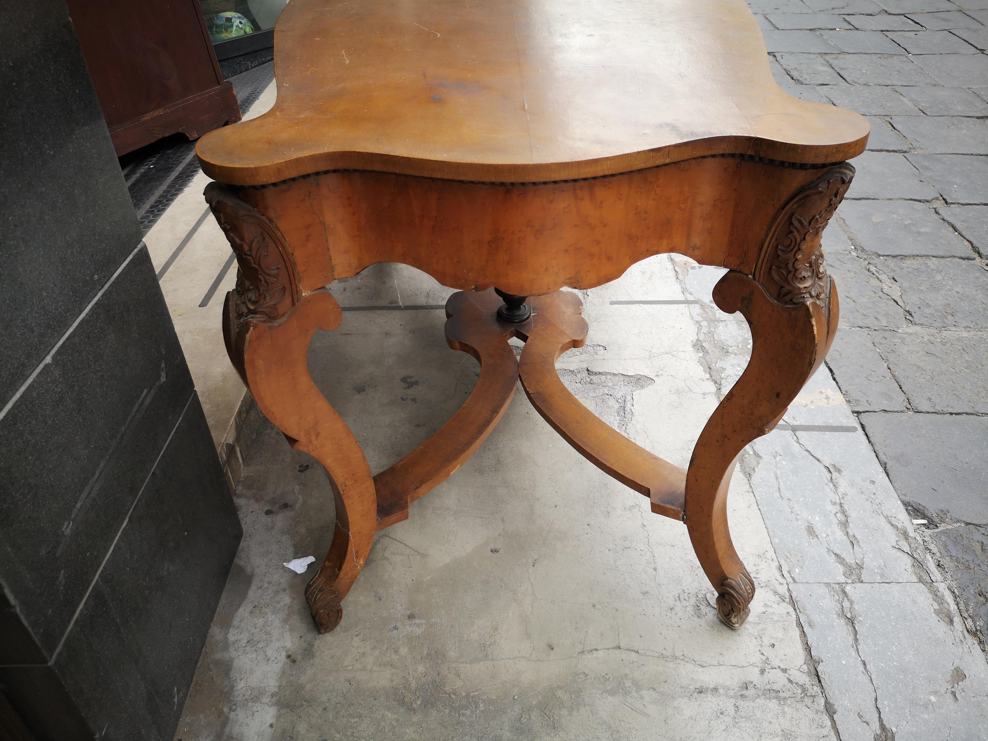 Mid-19th century Sicilian console in walnut and maple and relief sculptures in vendita 5