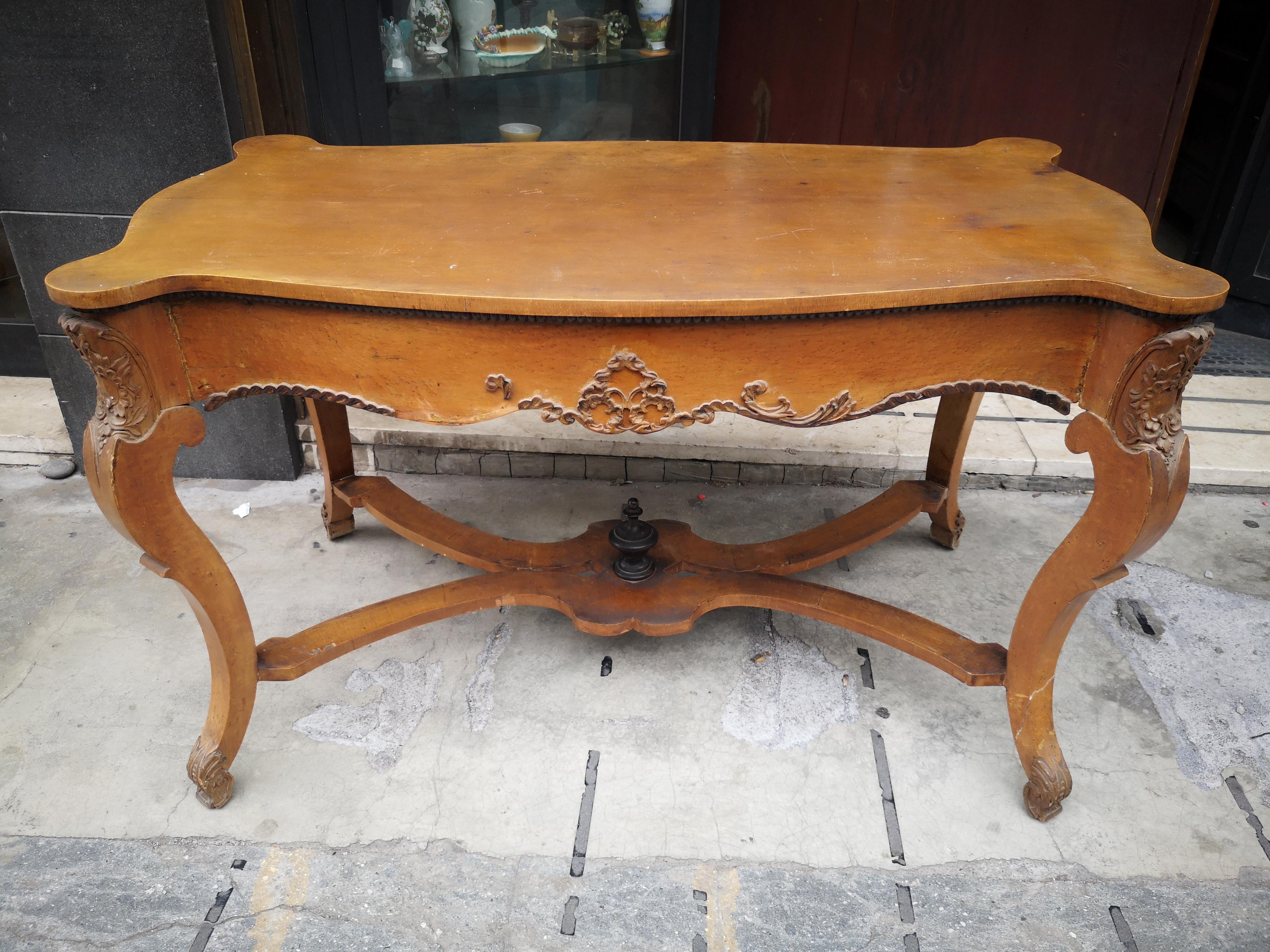Mid-19th century Sicilian console in walnut and maple and relief sculptures in vendita 6