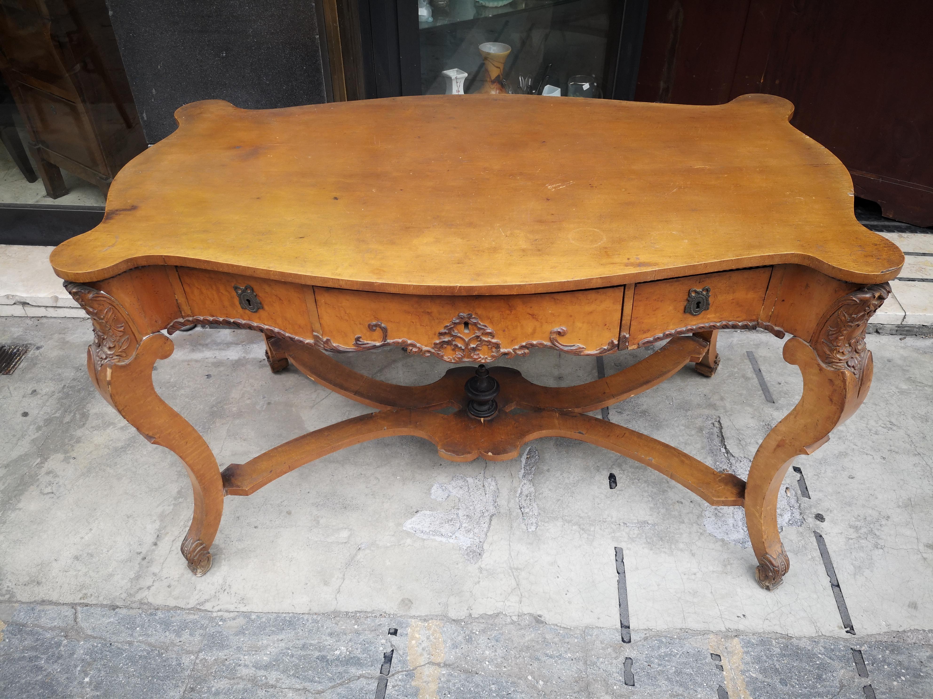 Sicilian console from the mid-19th century in walnut and maple wood
with lateral sculptures in relief.
The console has 1 central drawer and two lateral ones

The console measures:

Length 125 cm
Width 70 cm
Height 78 cm

If interested I can send