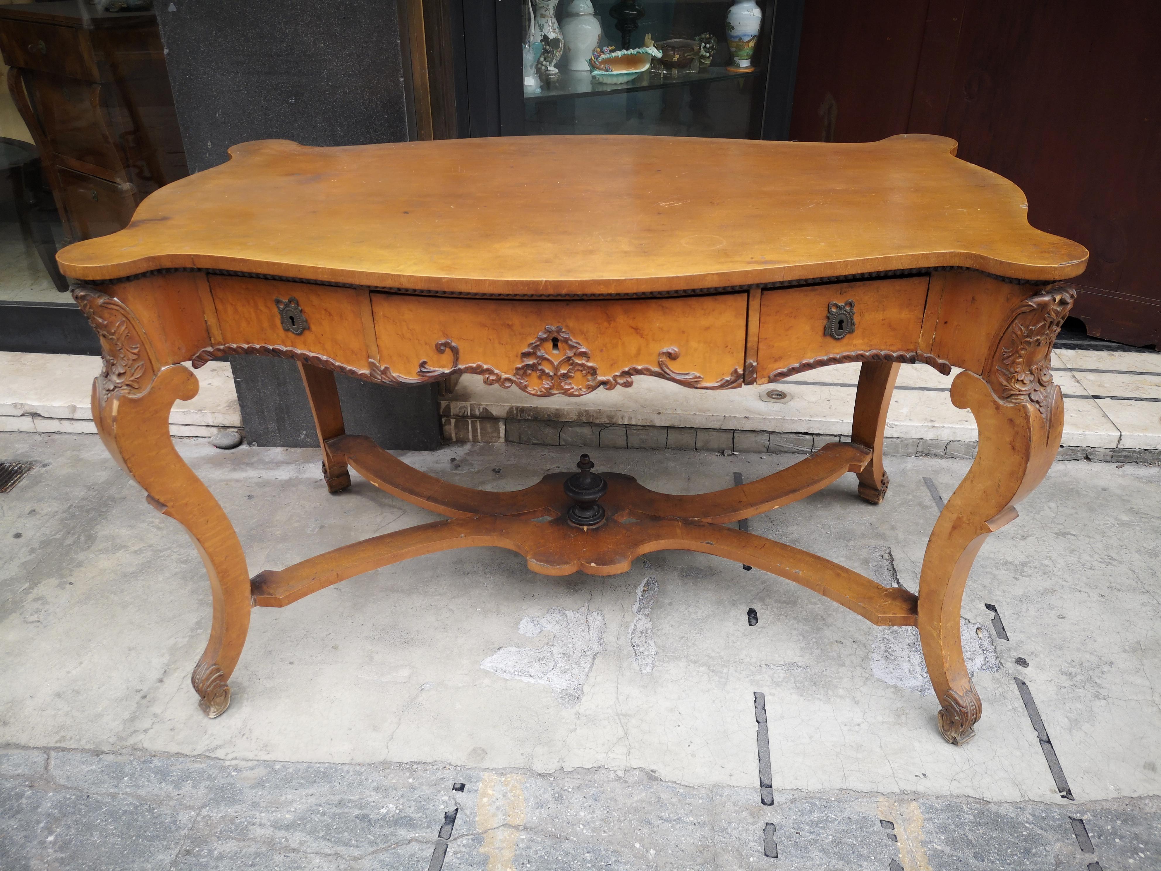 Neoclassico Mid-19th century Sicilian console in walnut and maple and relief sculptures in vendita