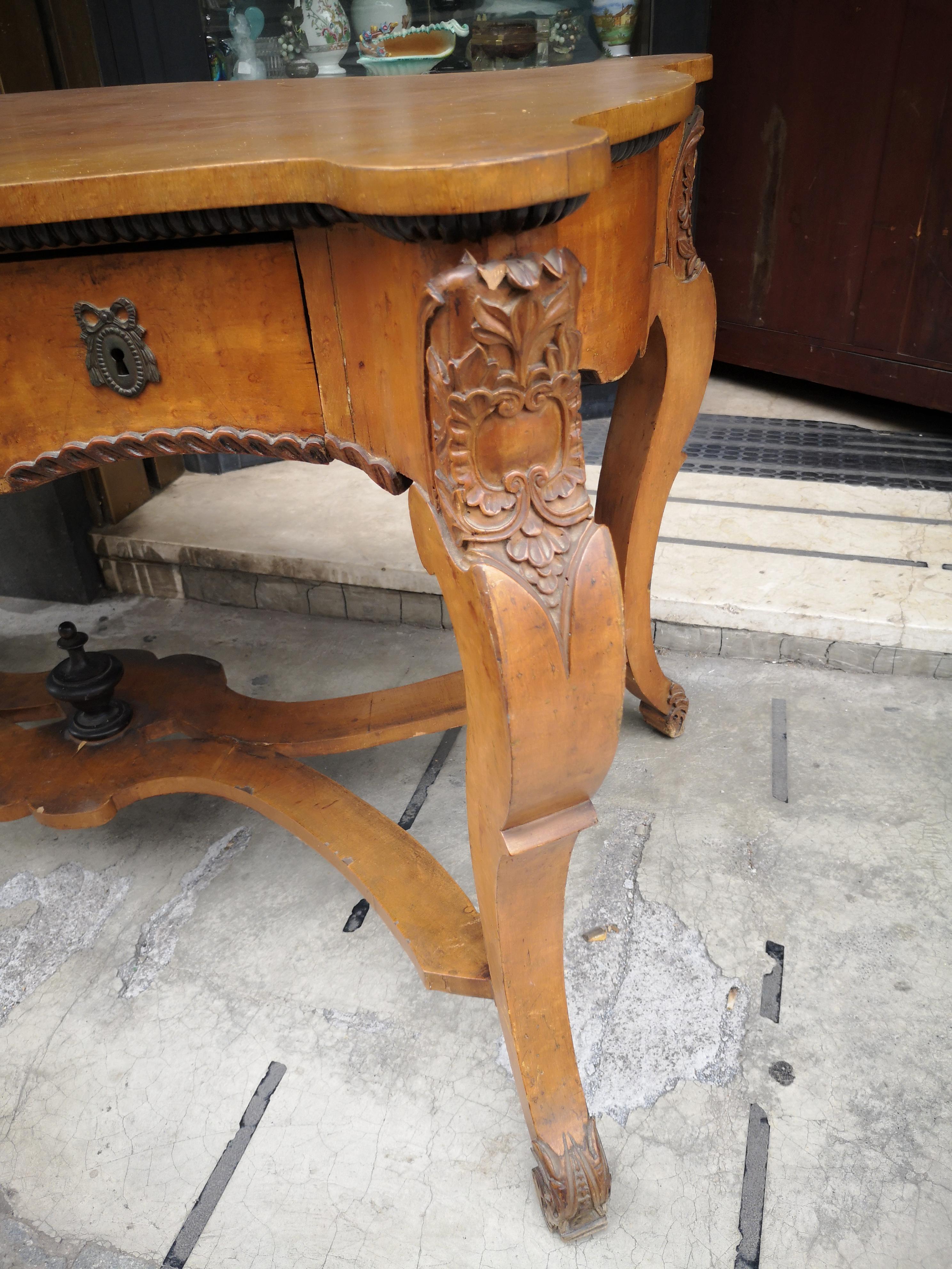 Italian Mid-19th century Sicilian console in walnut and maple and relief sculptures in vendita