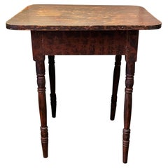 Milieu du 19ème. Table d'appoint du siècle dernier avec pieds tournés en peinture rouge d'origine