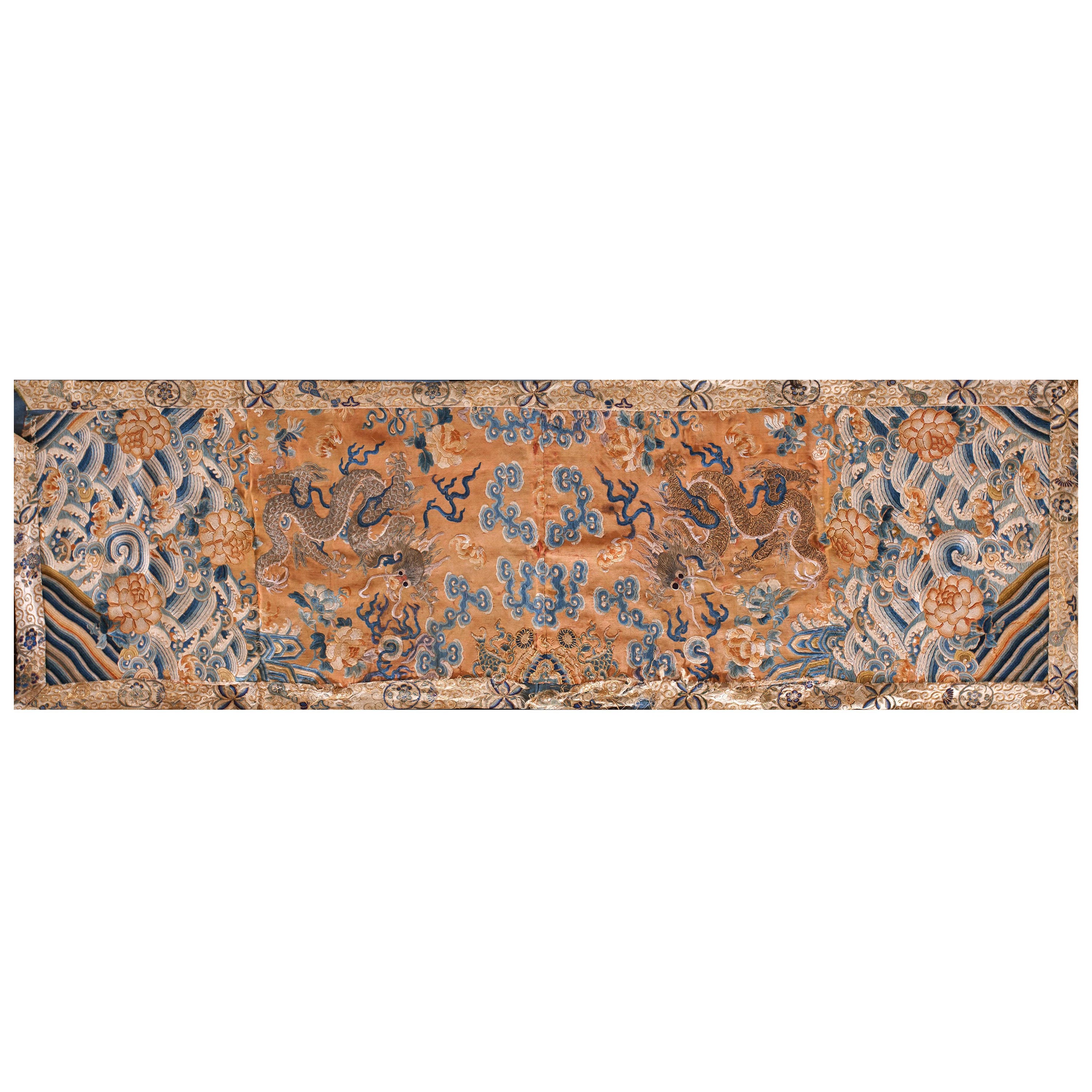 Broderie chinoise du dragon en soie du milieu du 19ème siècle ( 1'8" x 4'6" - 51 x 137 )