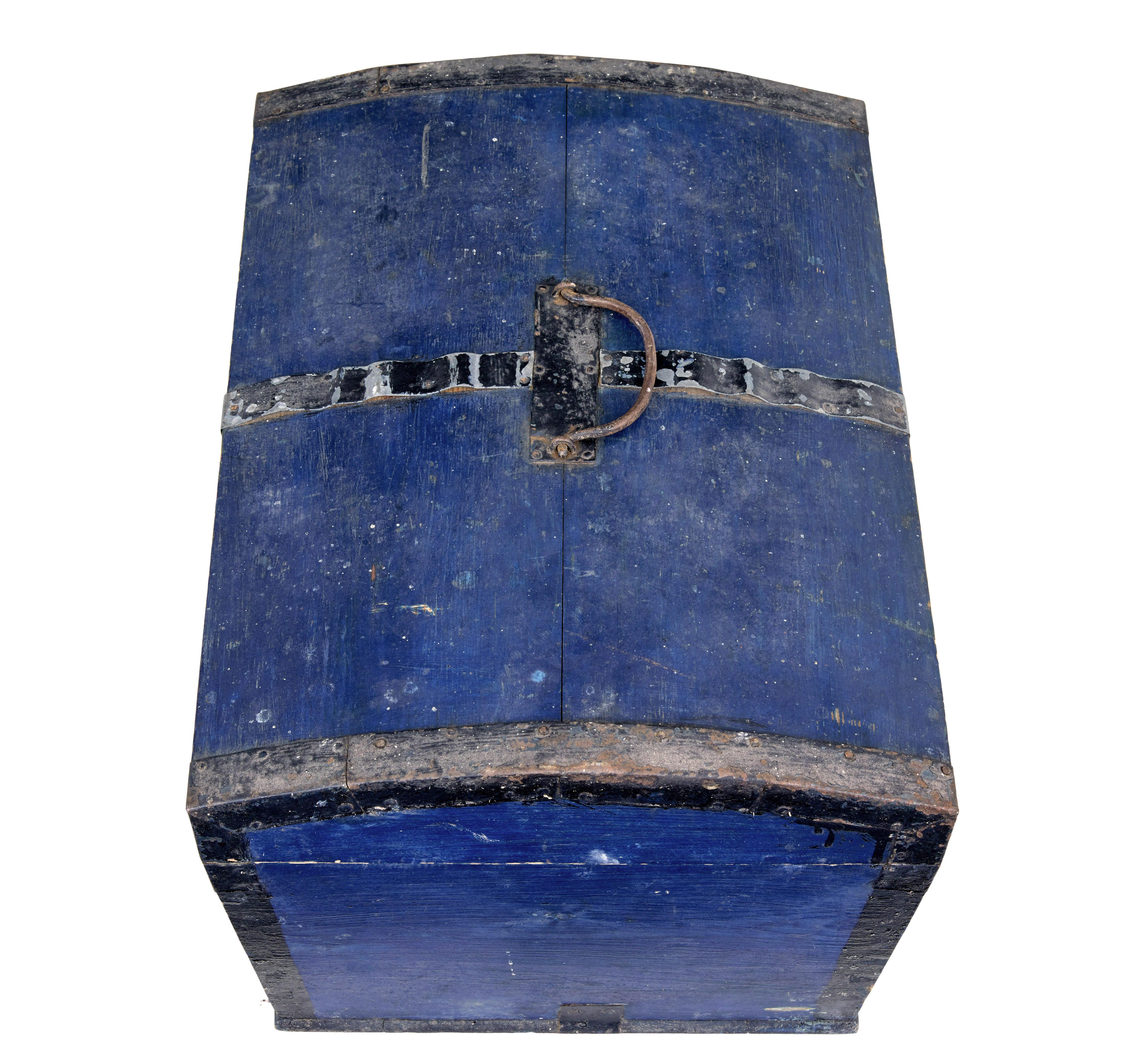 19th century small Swedish dome top box circa 1860.

Good quality dome top box with shaped sides.  In original deep blue paint with black painted metalwork.  Lid opens to reveal a clean bare pine space for storage.  No lock present.

Expected losses