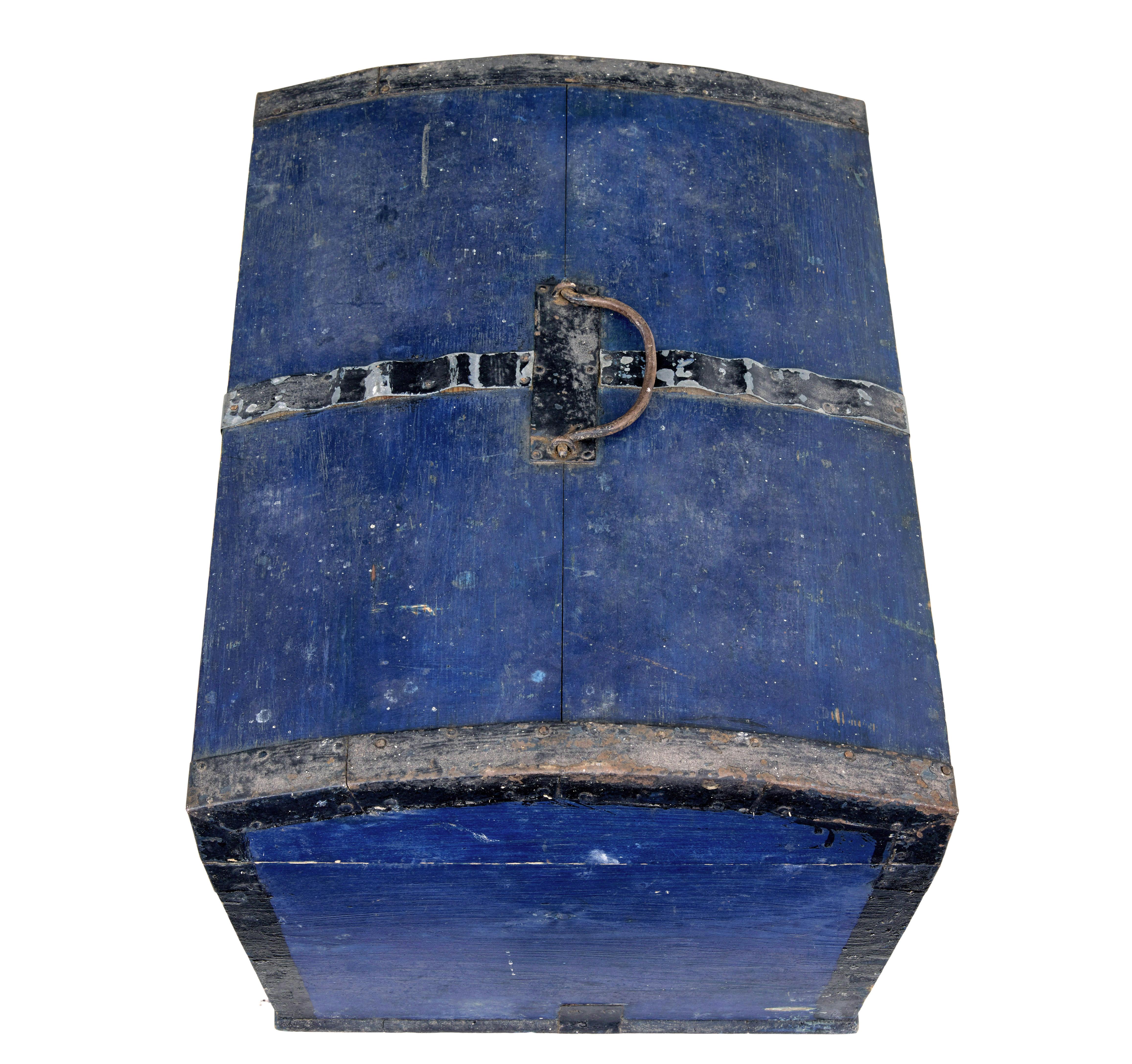 Kleiner schwedischer Kuppelkasten aus dem 19. Jahrhundert, um 1860.

Hochwertiger Kuppelkasten mit geformten Seiten.  In originaler tiefblauer Farbe mit schwarz lackierten Metallteilen.  Der Deckel lässt sich öffnen und gibt den Blick frei auf eine