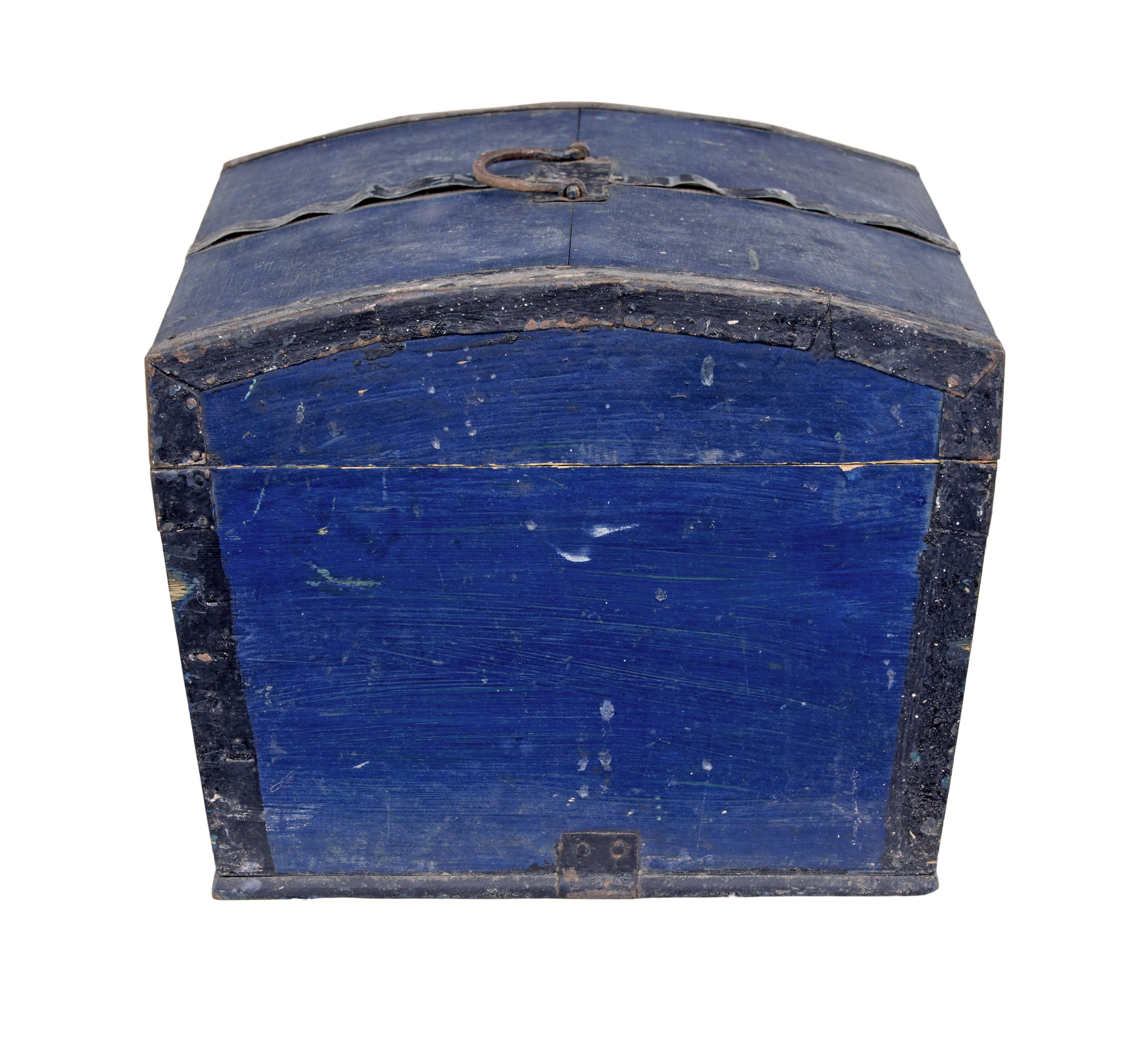 Hand-Crafted Mid 19th century small Swedish dome top box For Sale