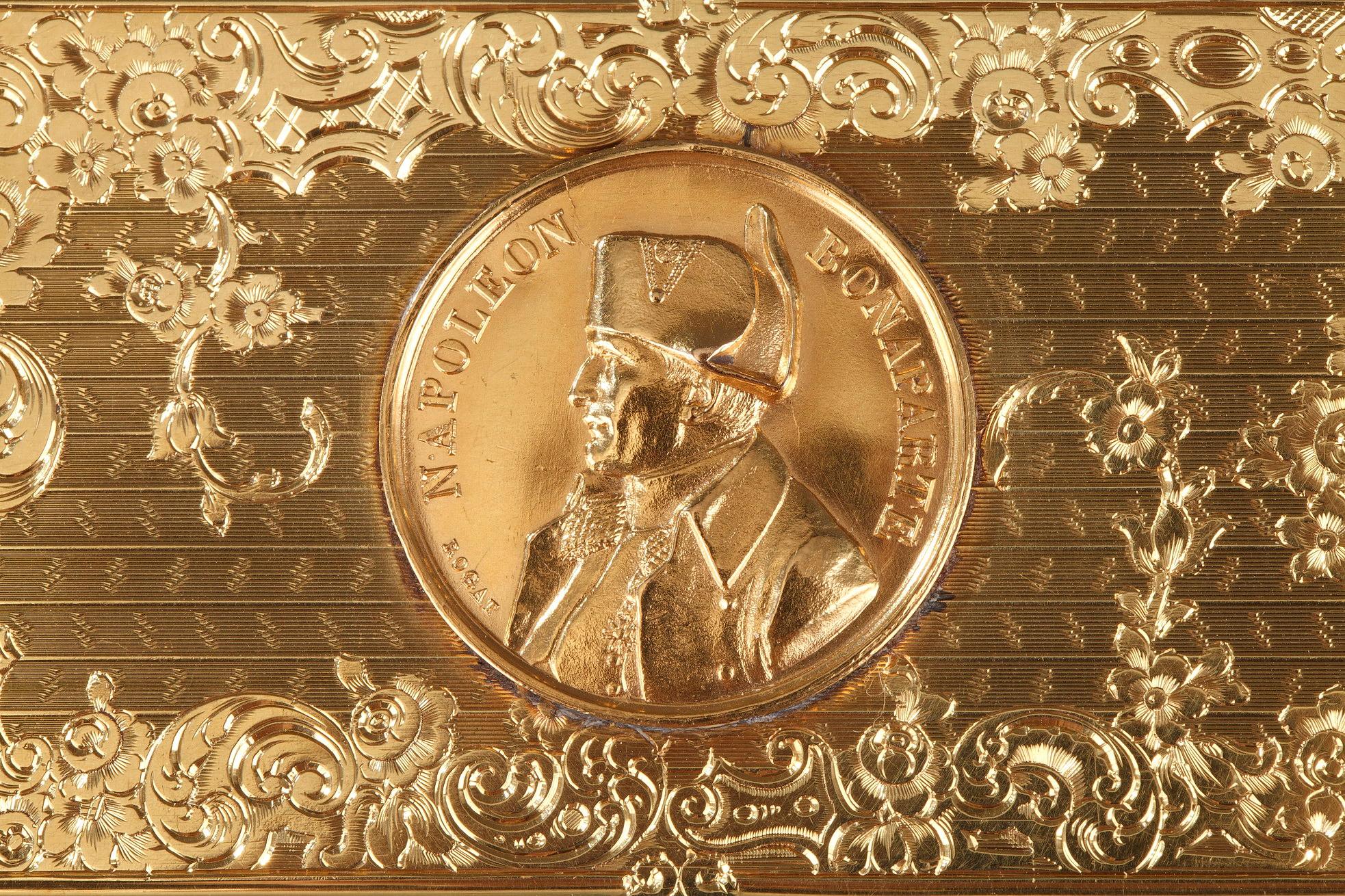 Tabatière du milieu du XIXe siècle avec médaillon Napoléon Bonaparte Bon état - En vente à Paris, FR